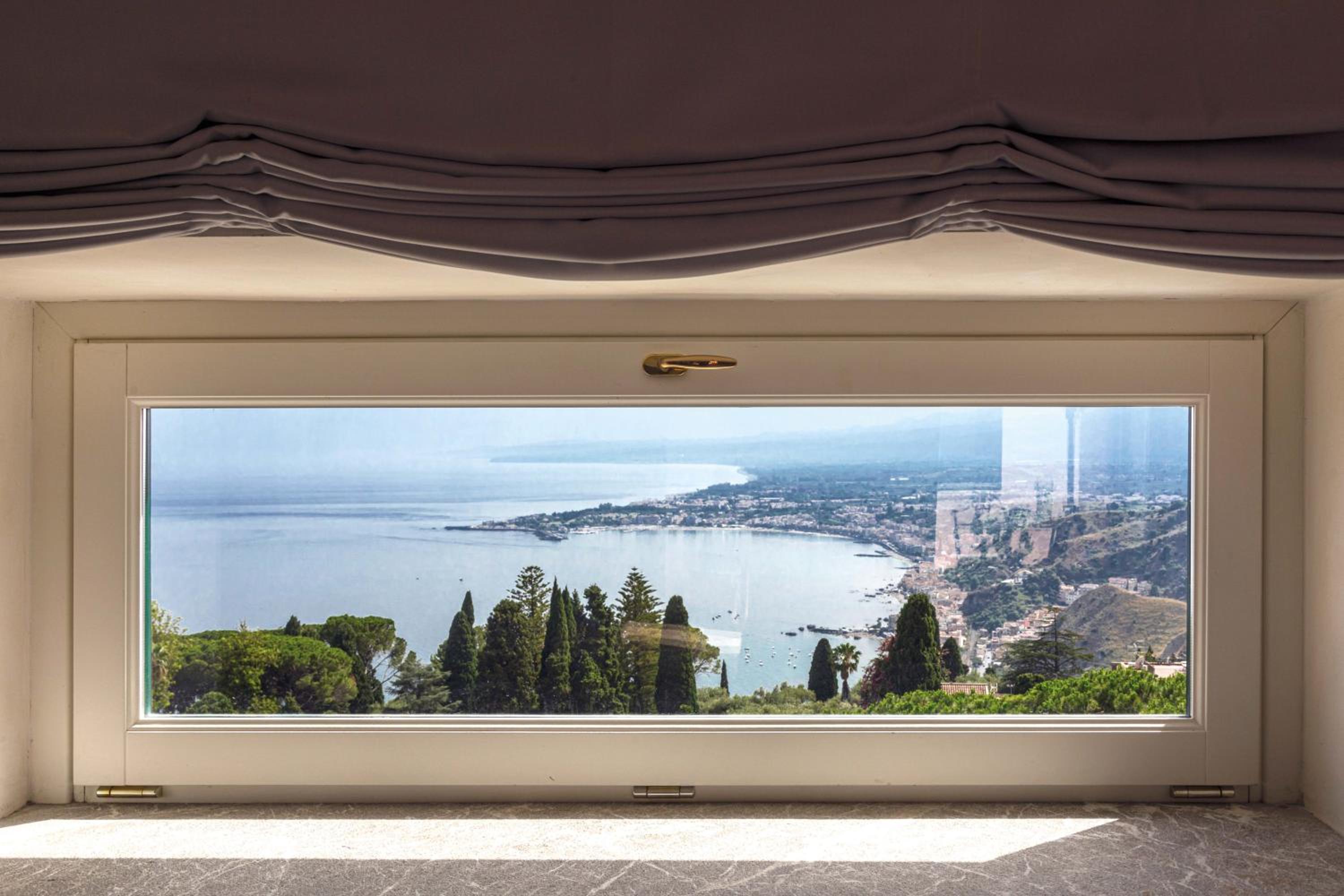 Deluxe Junior Suite with Balcony or Terrace and Sea View thumbnail 6