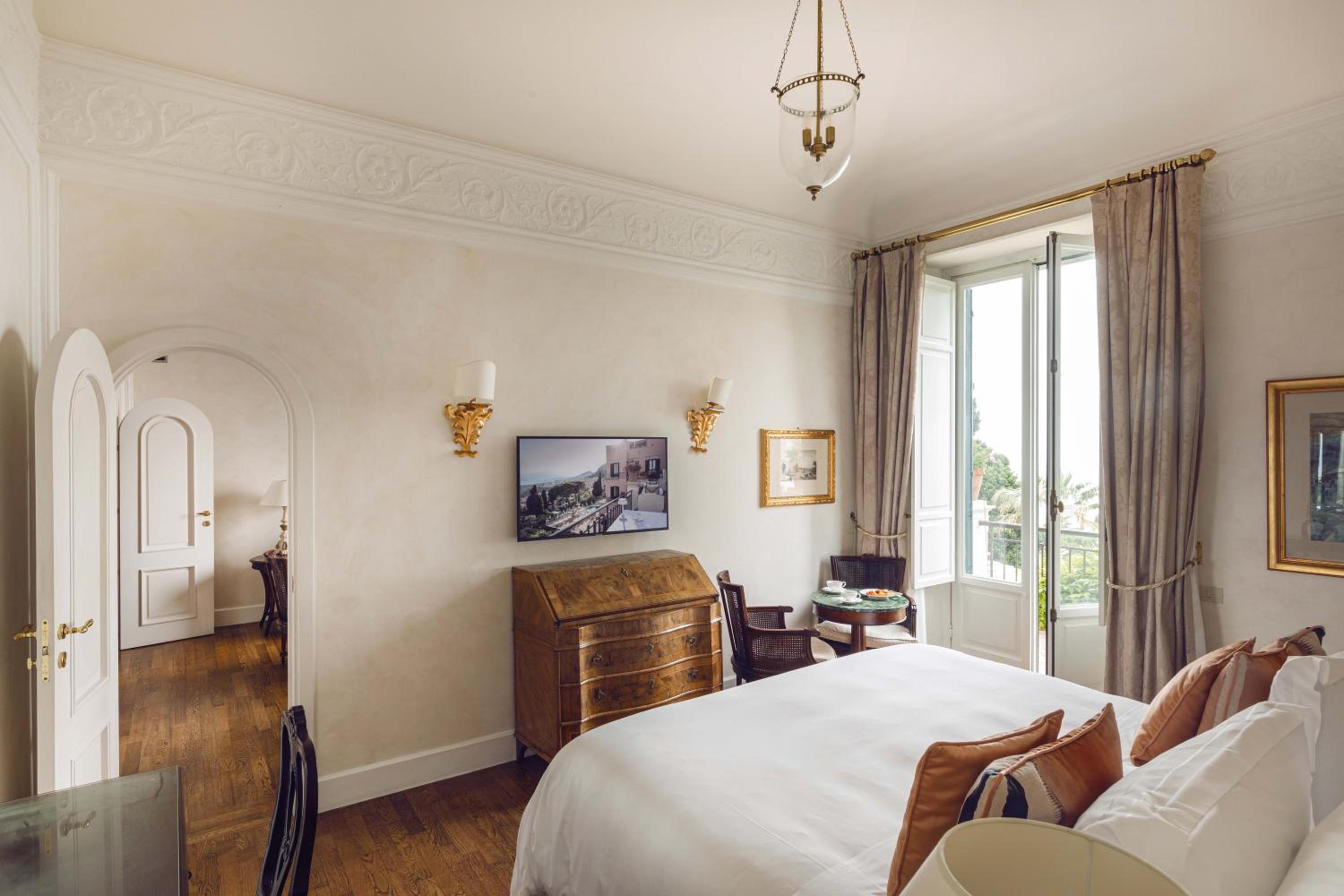 Deluxe Suite with with Balcony or Terrace and Sea View thumbnail 5