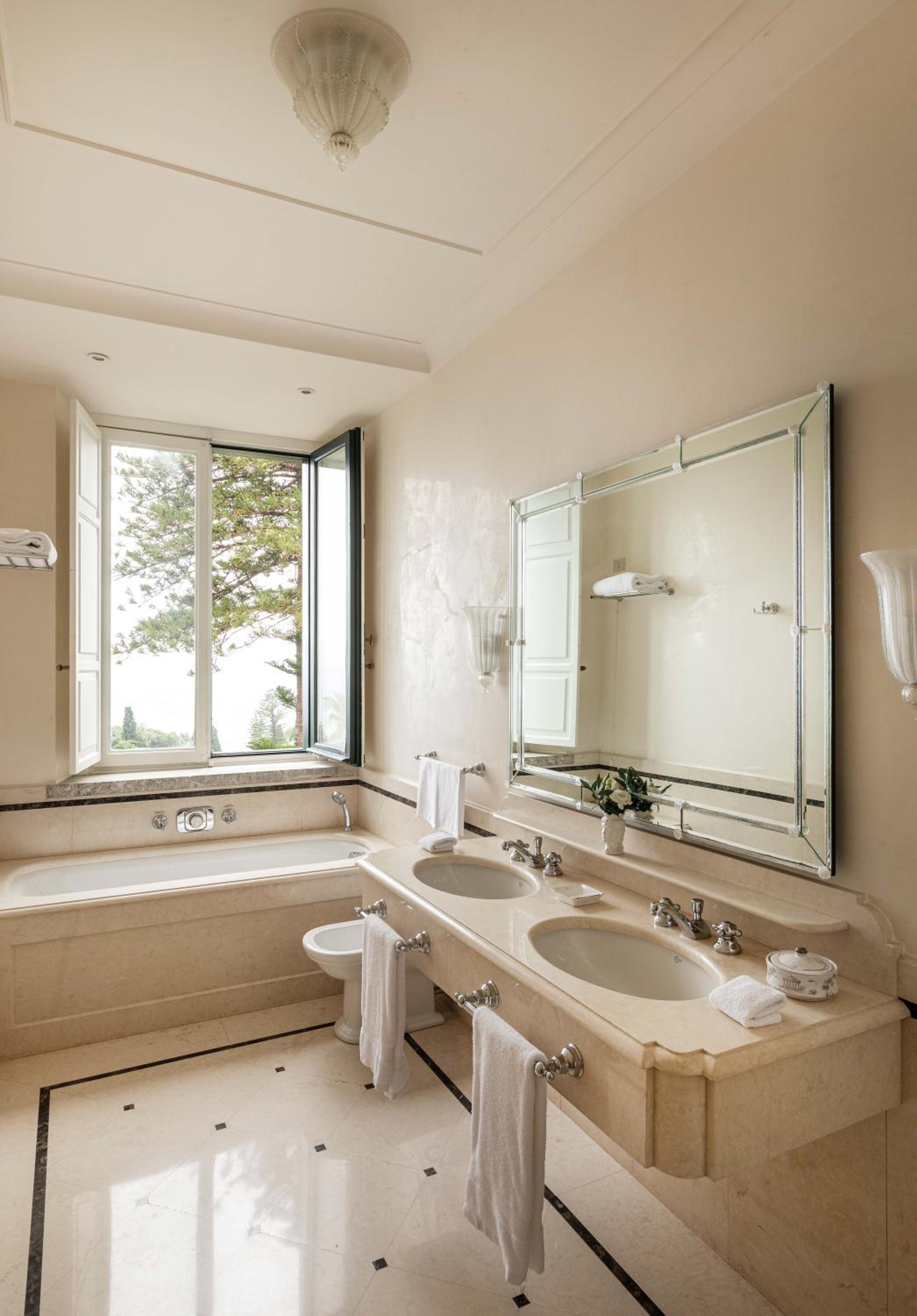 Deluxe Suite with with Balcony or Terrace and Sea View