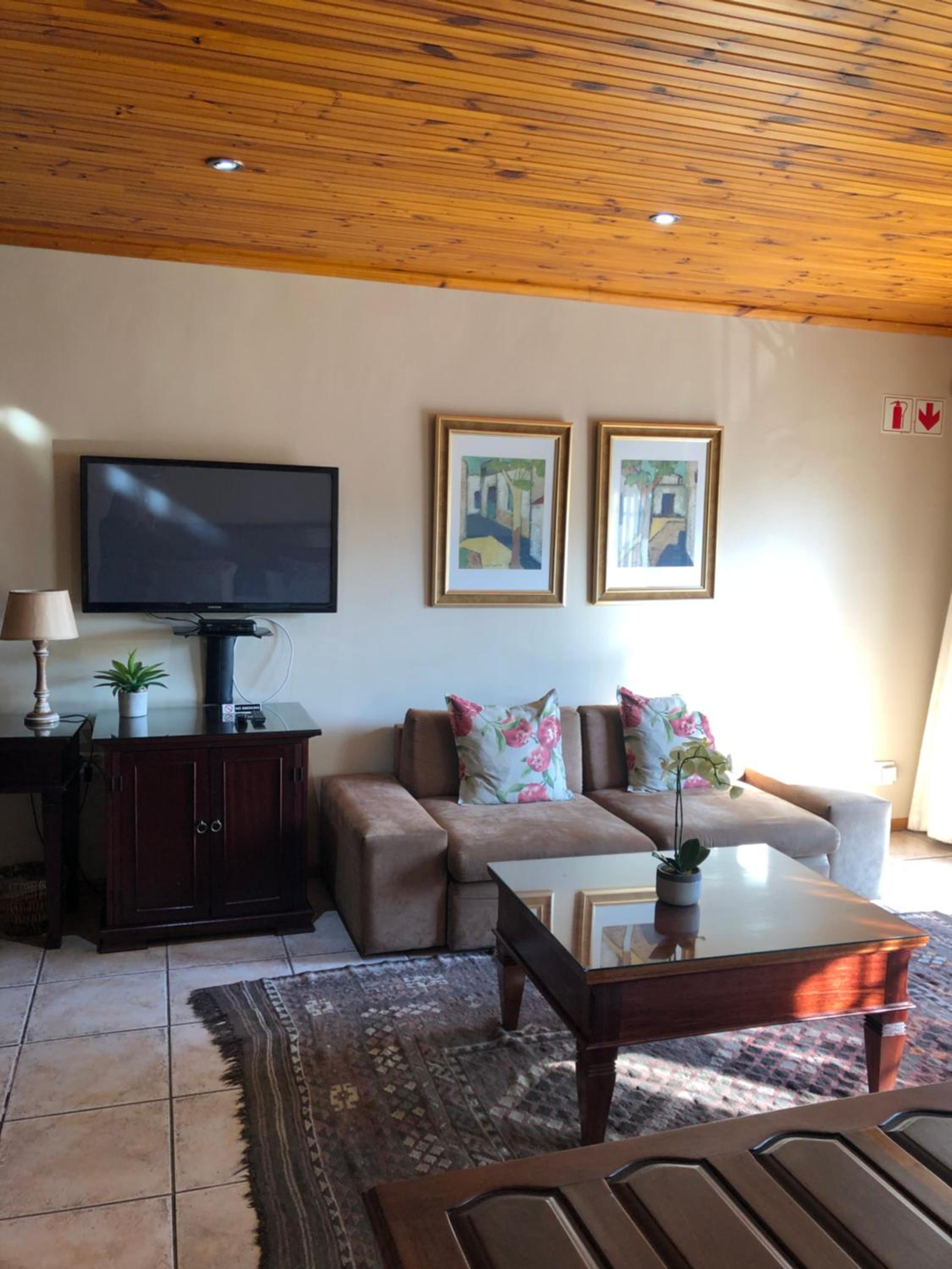 Deluxe Family Room - Photo 2