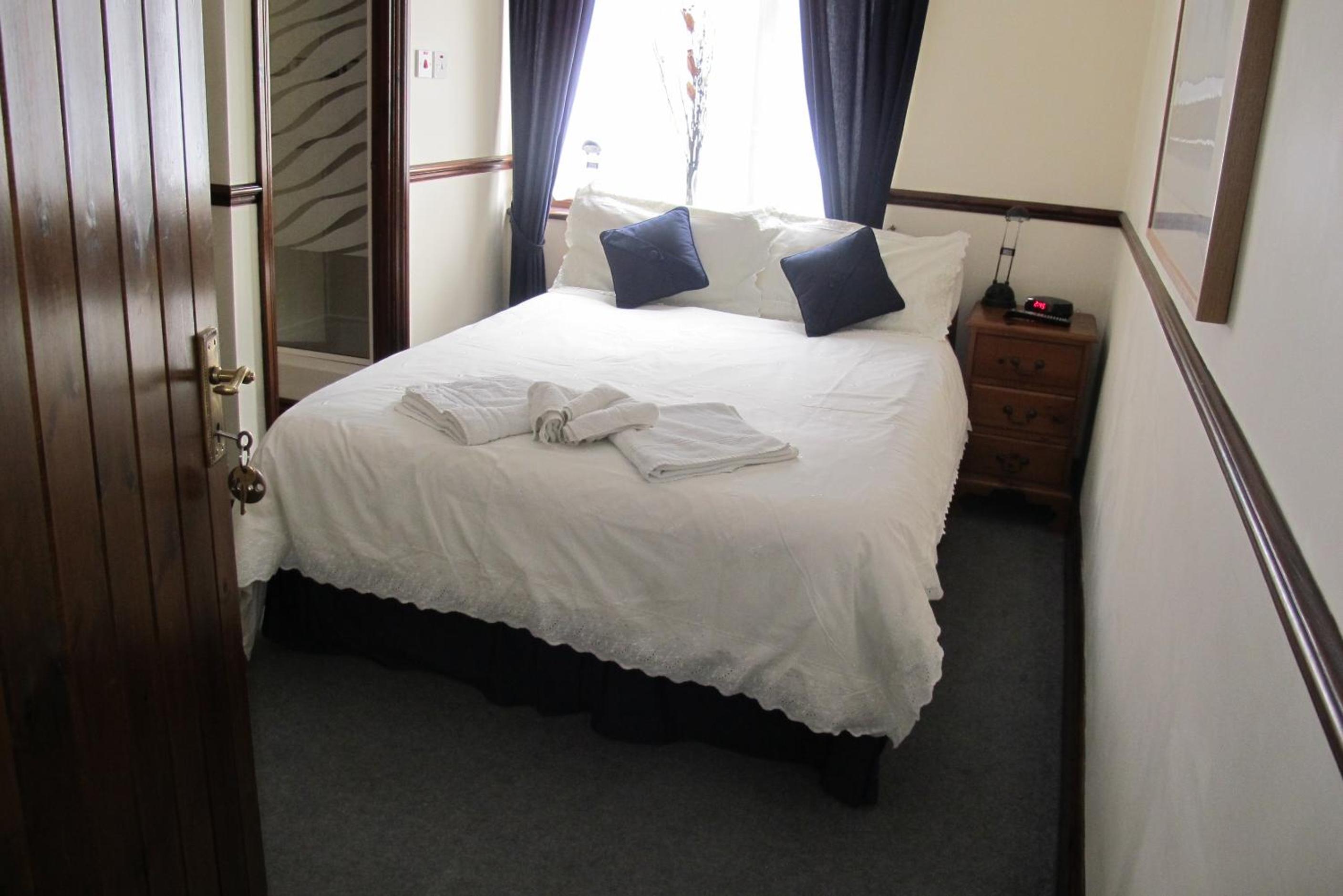 Double Room with Private Bathroom - Photo 2