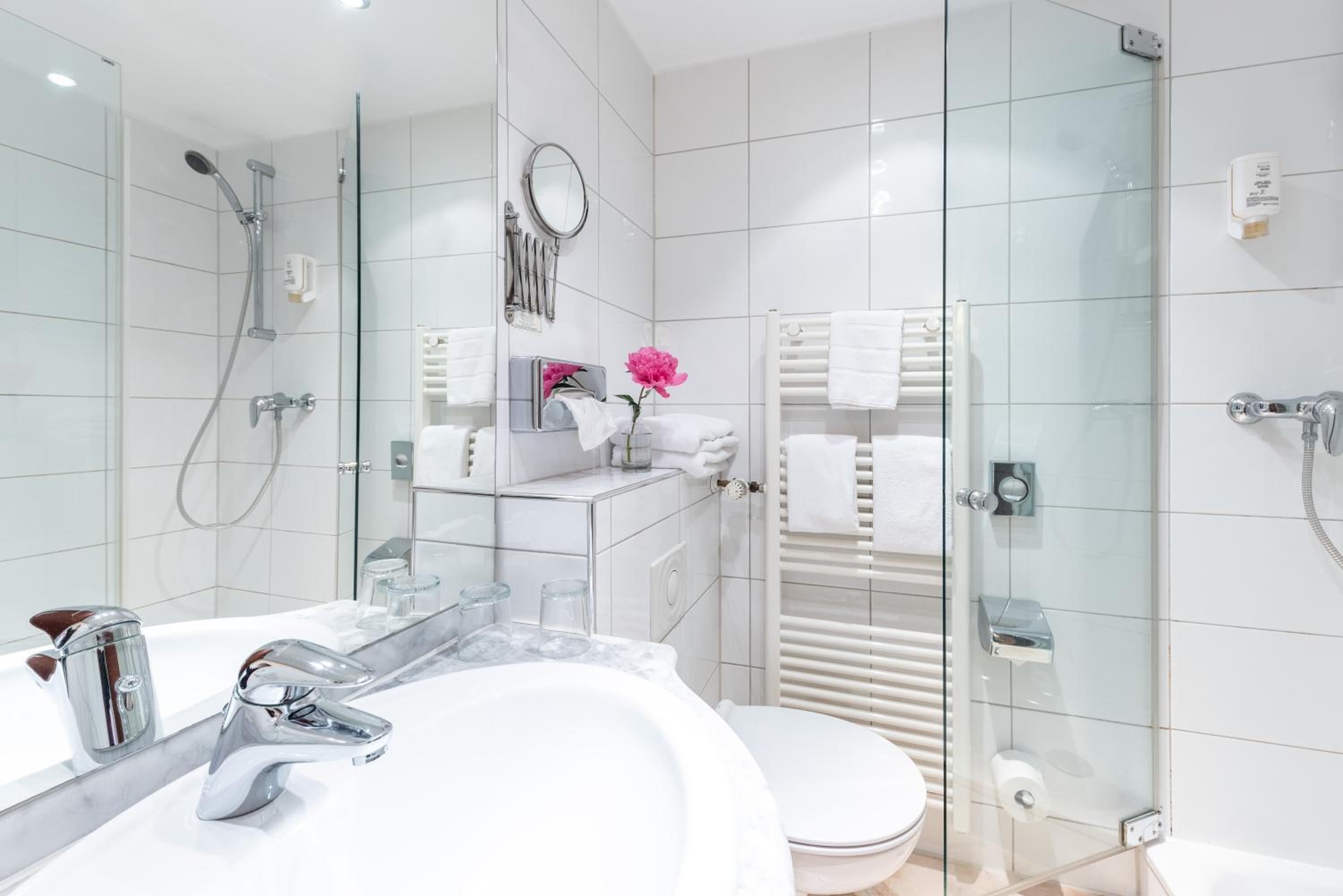 Double Room with Private Bathroom - Photo 4