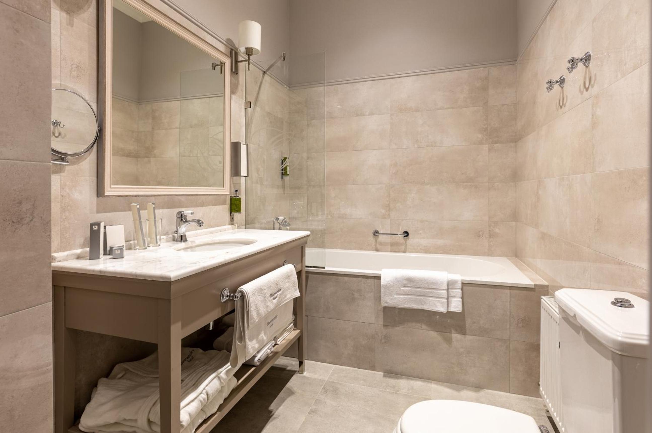 King Suite with Balcony photo 2