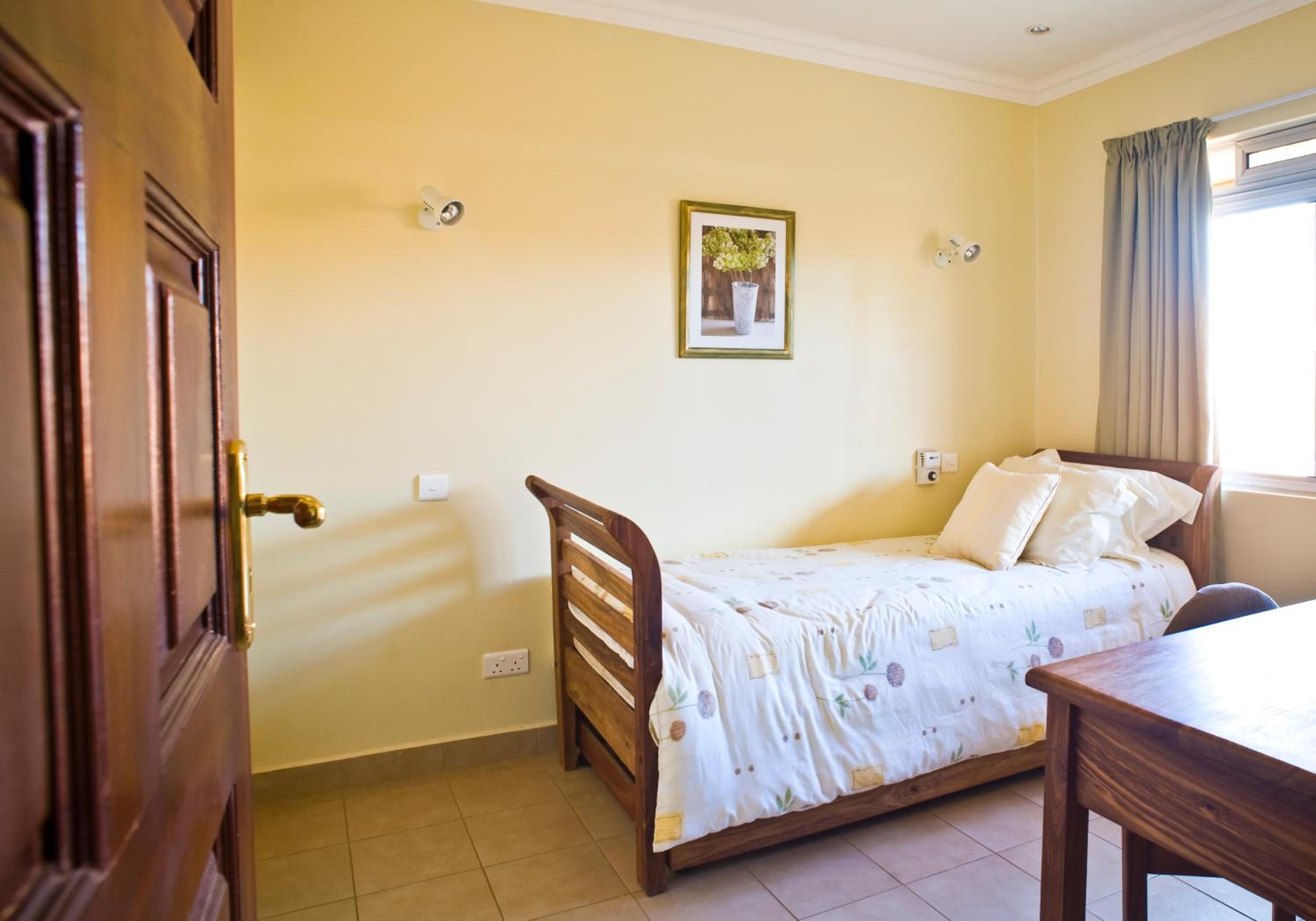 Two Bedroom Apartment - One Shower photo 2