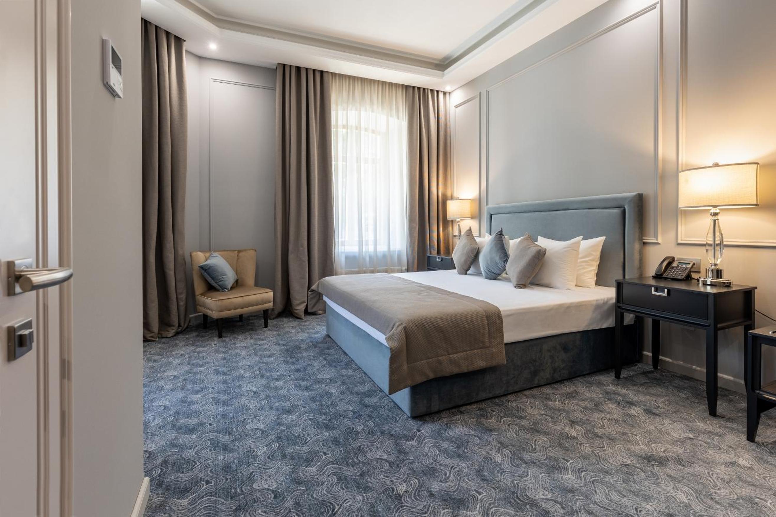 King Suite with Balcony photo 3