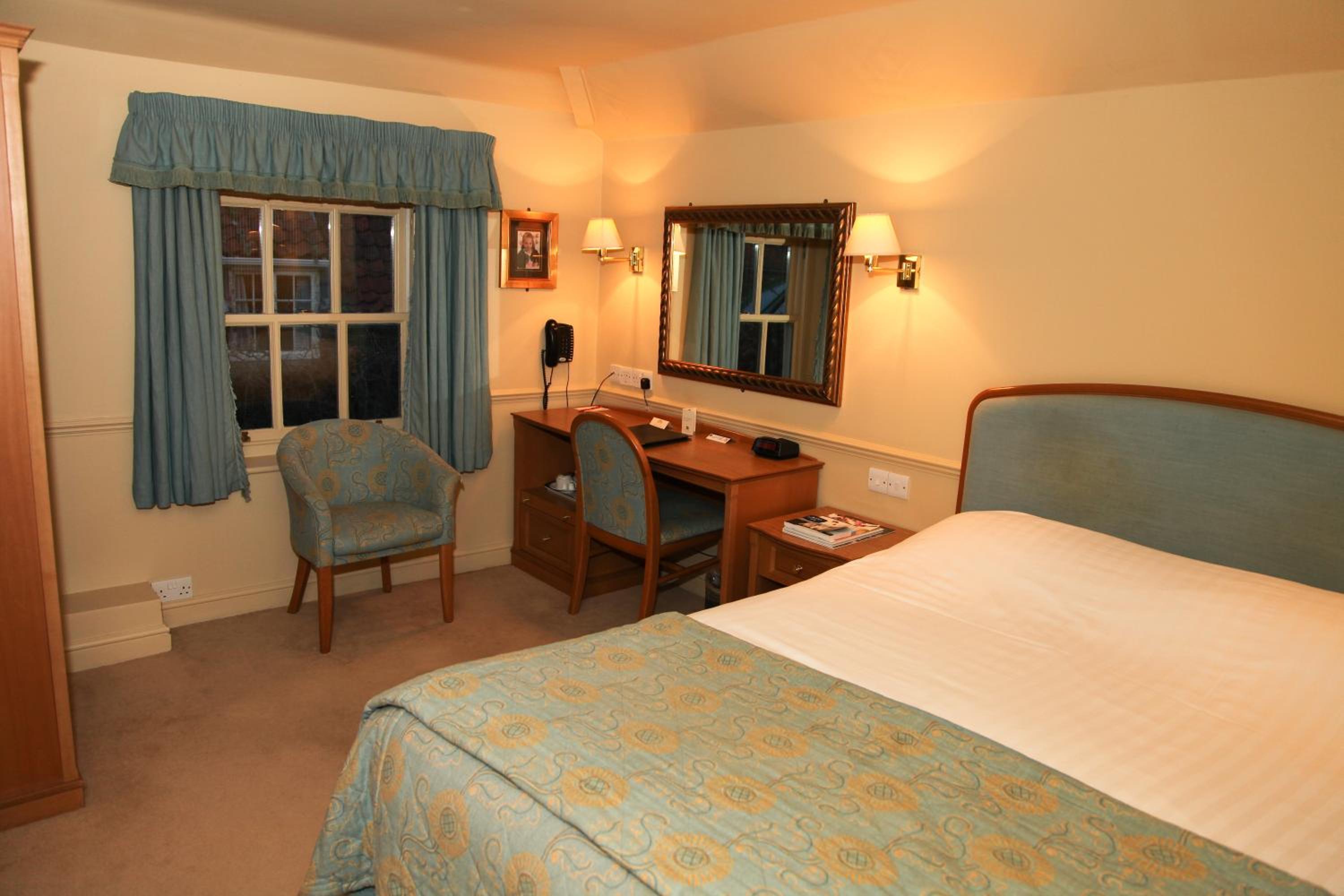 Superior King Room - Non-Smoking - Photo 4