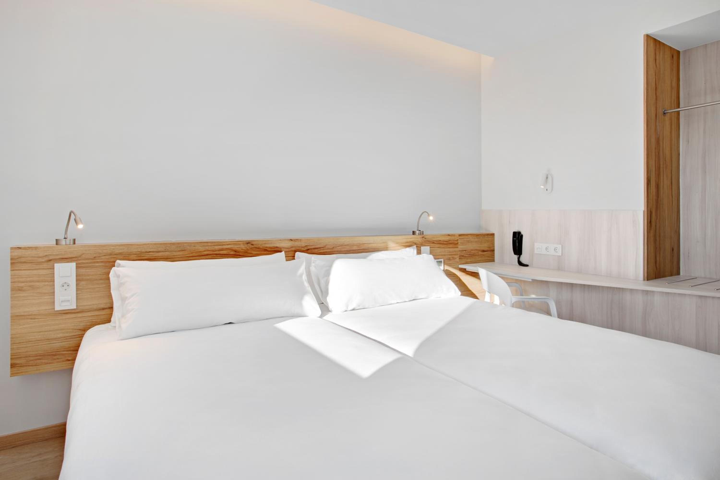 Twin Room - Photo 2