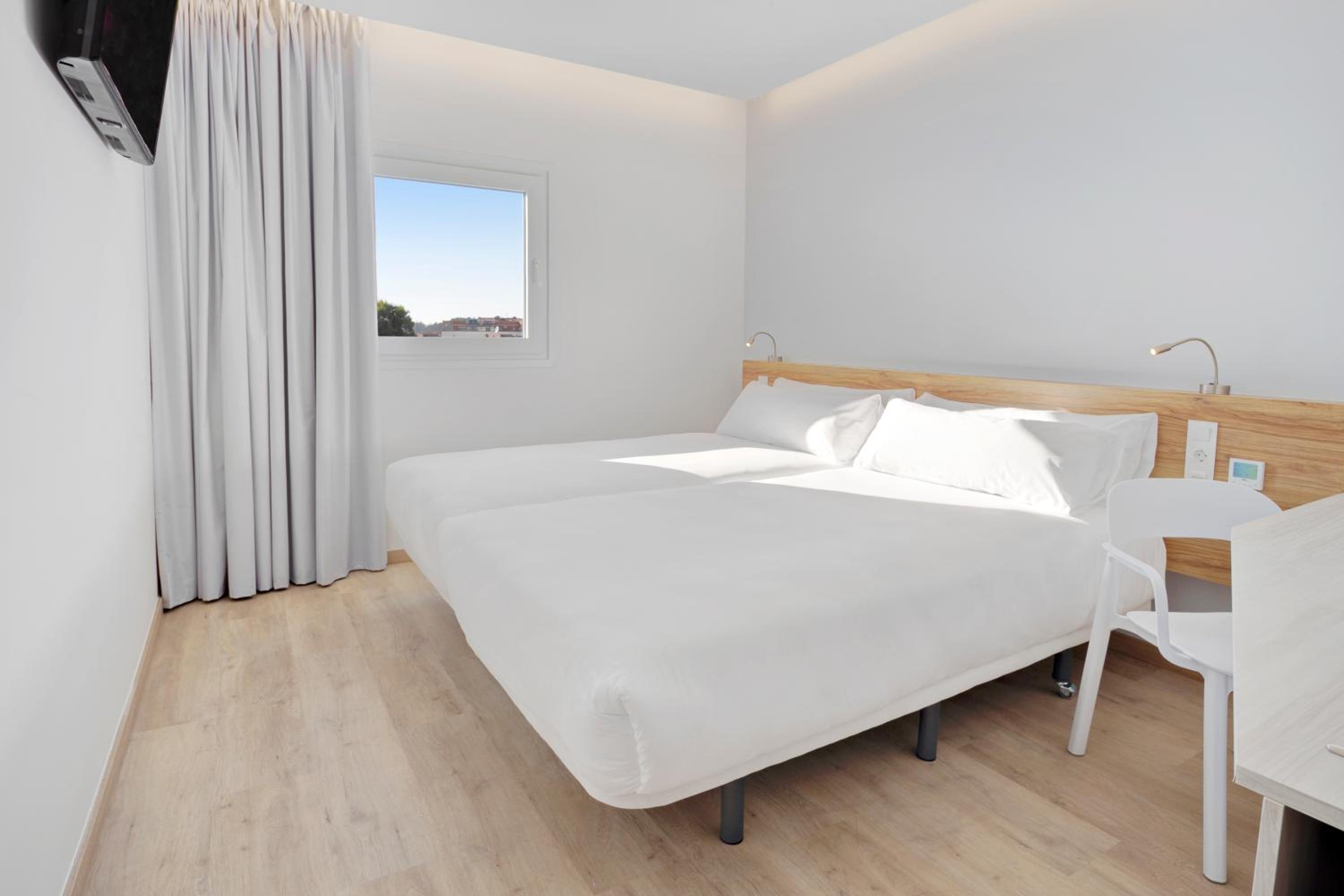 Twin Room - Photo 3