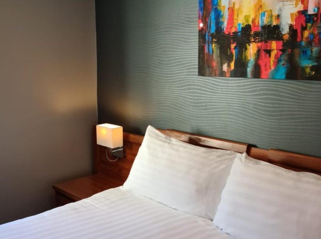 Large Double Room - Photo 1