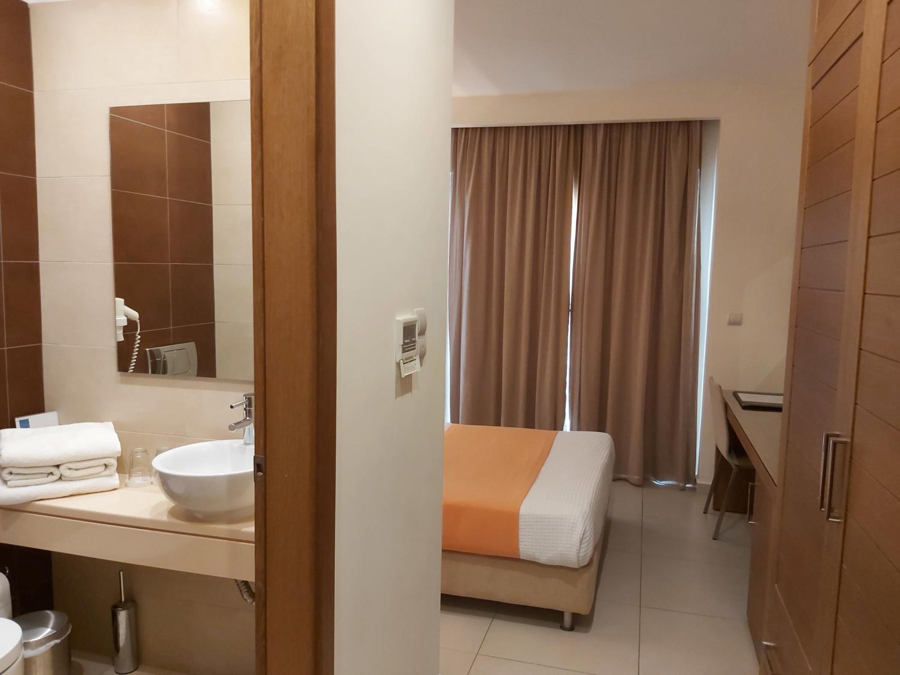 Double or Twin Room - Photo 4