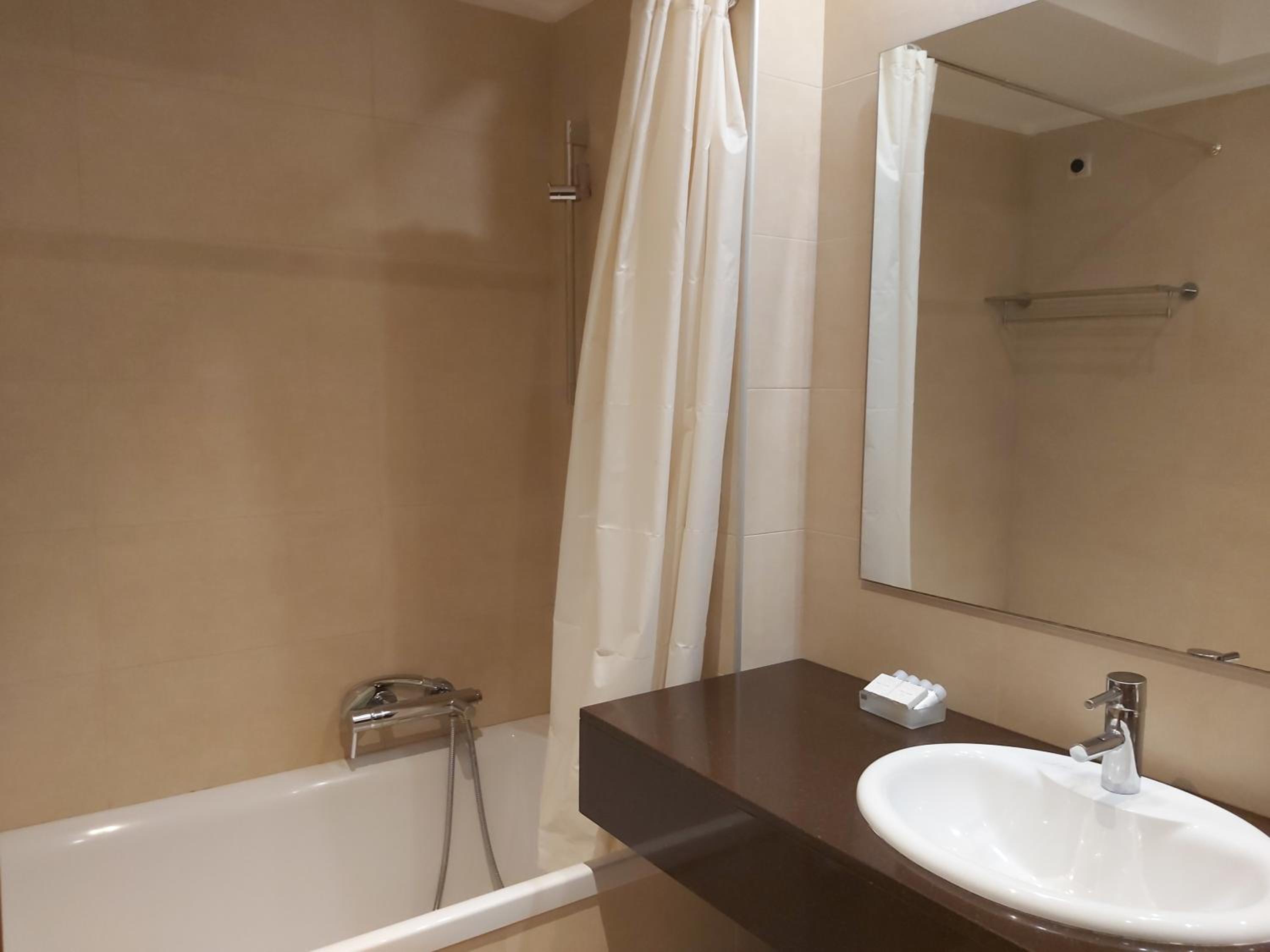 Double or Twin Room - Photo 5