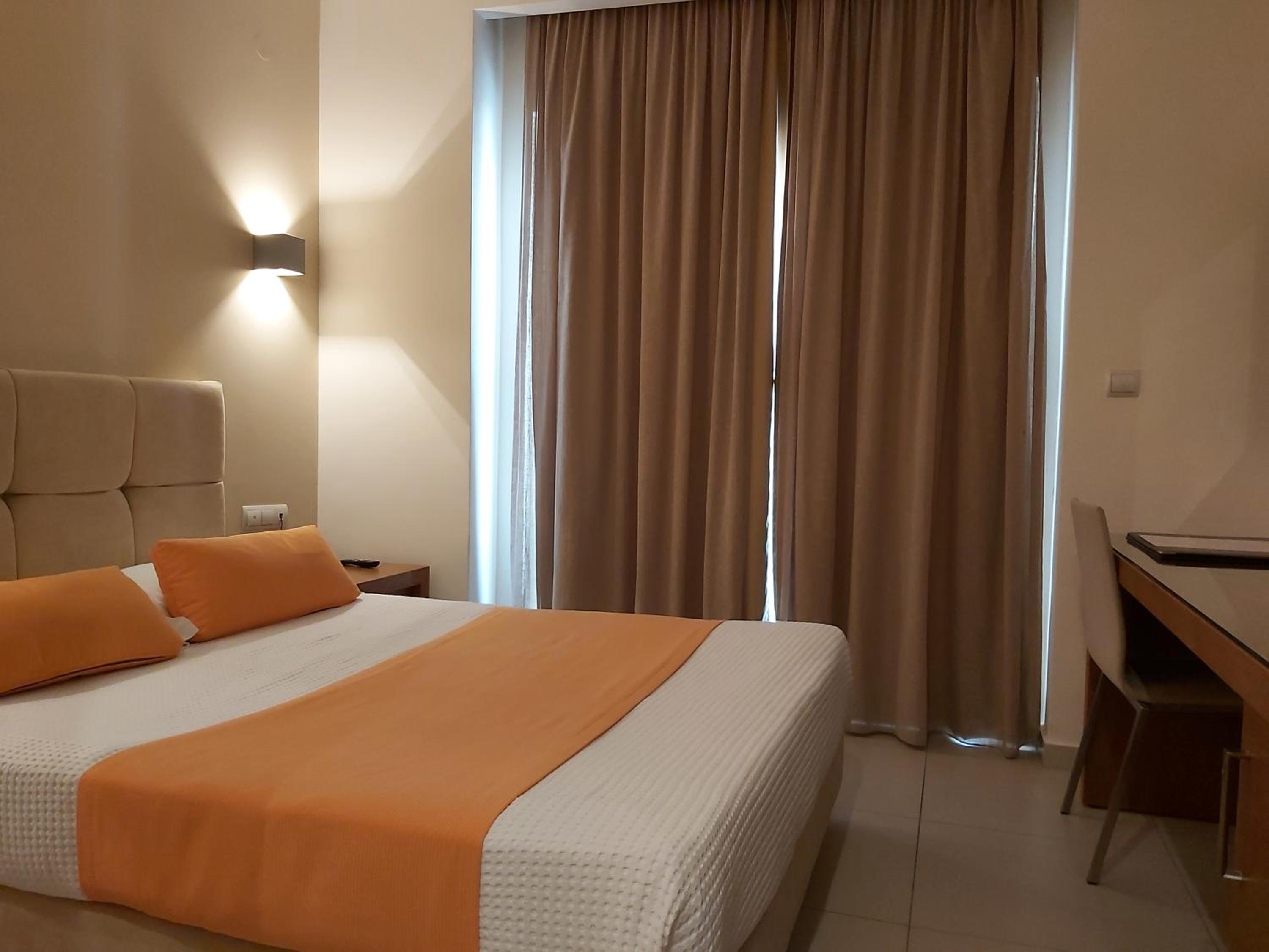 Double or Twin Room - Photo 6