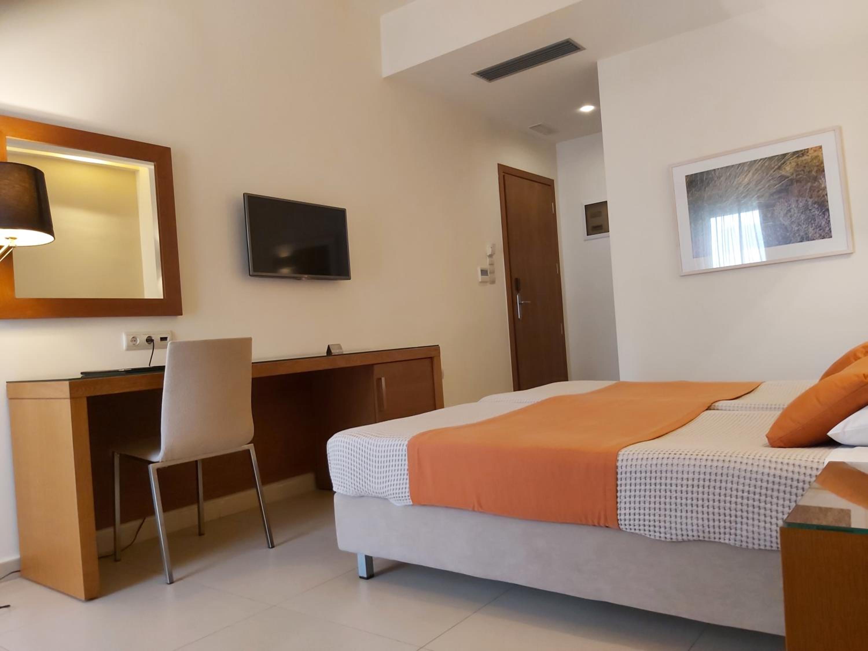 Double or Twin Room - Photo 9