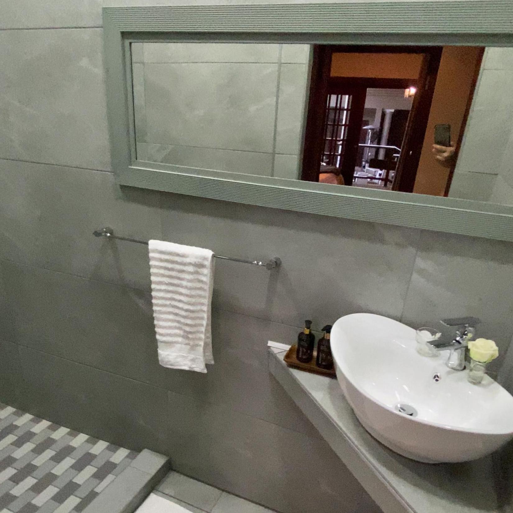 King room with Shower photo 2