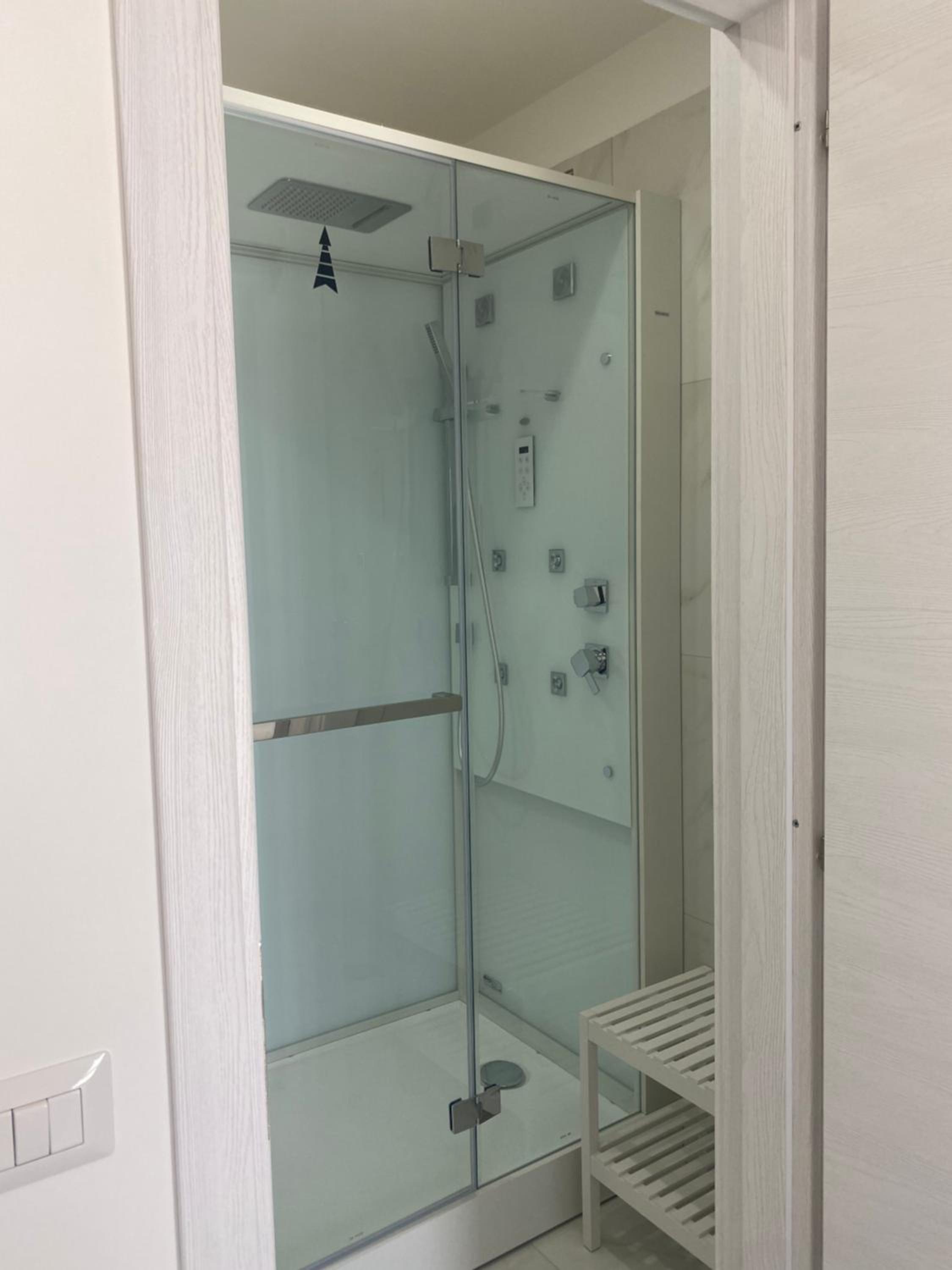 Deluxe Suite with Sea View - Photo 9