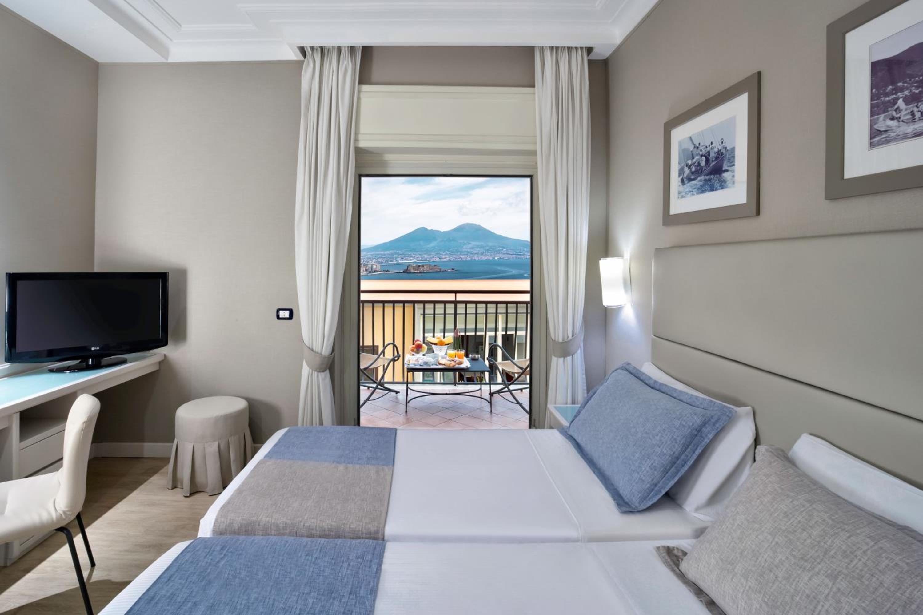 Double Room with Balcony and Partial Sea View thumbnail 5