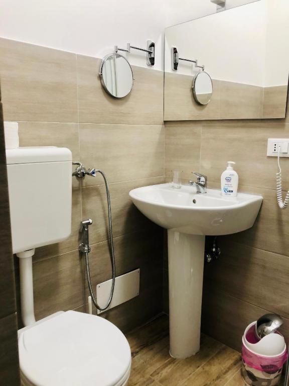 Double Room with Private Bathroom - Photo 26