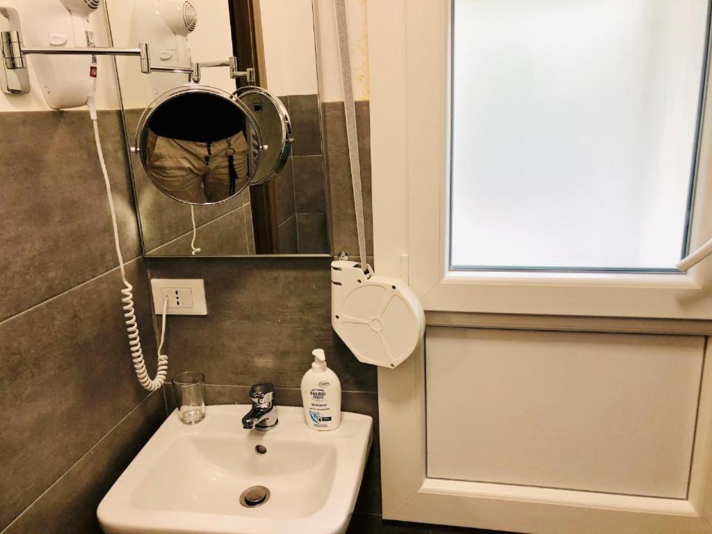 Double Room with Private Bathroom - Photo 31