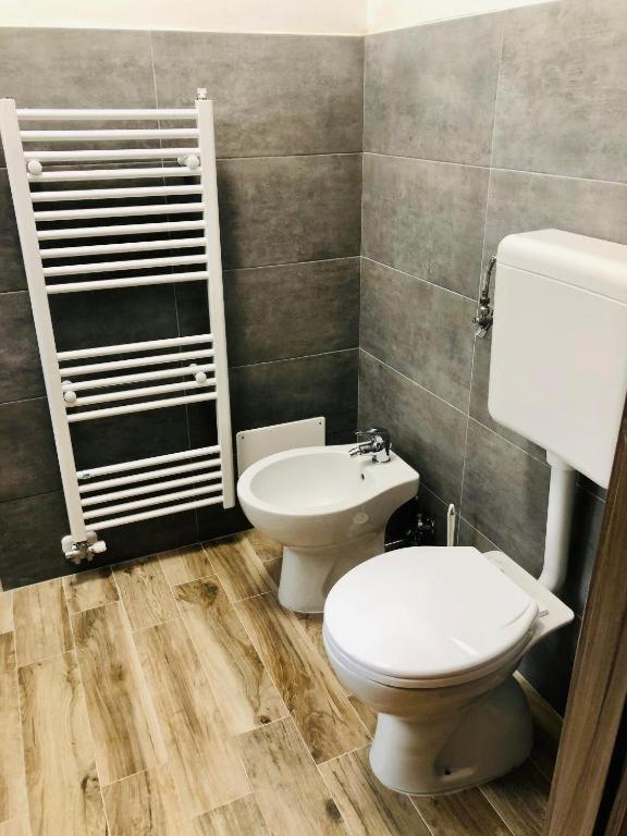 Double Room with Private Bathroom - Photo 11