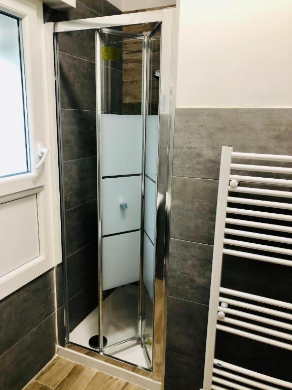 Double Room with Private Bathroom - Photo 28