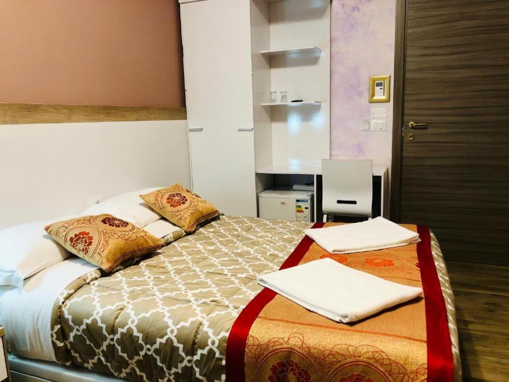 Double Room with Private Bathroom - Photo 25
