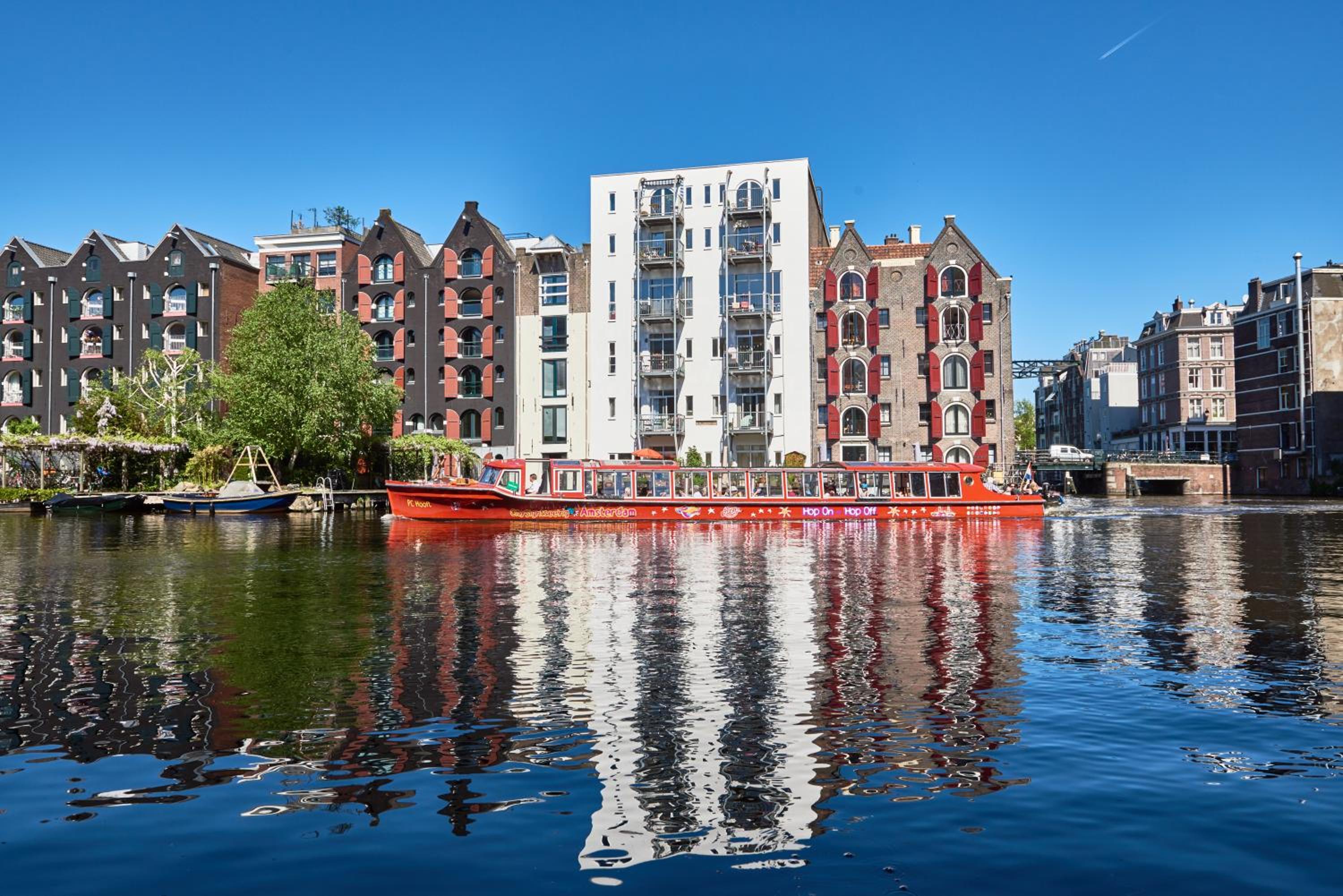 Standard Twin Room with Two Single Beds and Canal View photo 3