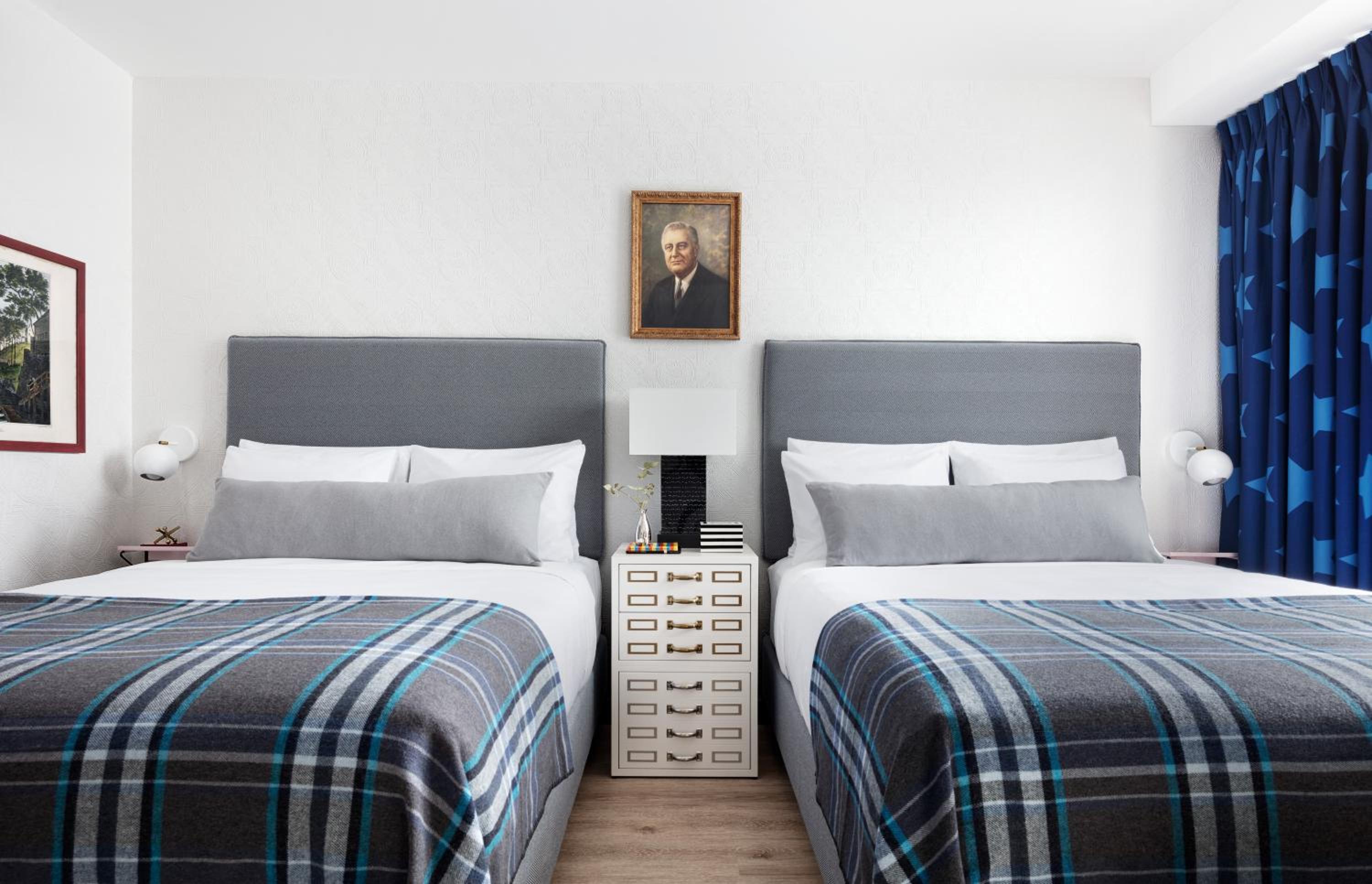 Graduate Queen Room with Two Queen Beds and Skyline View photo 2