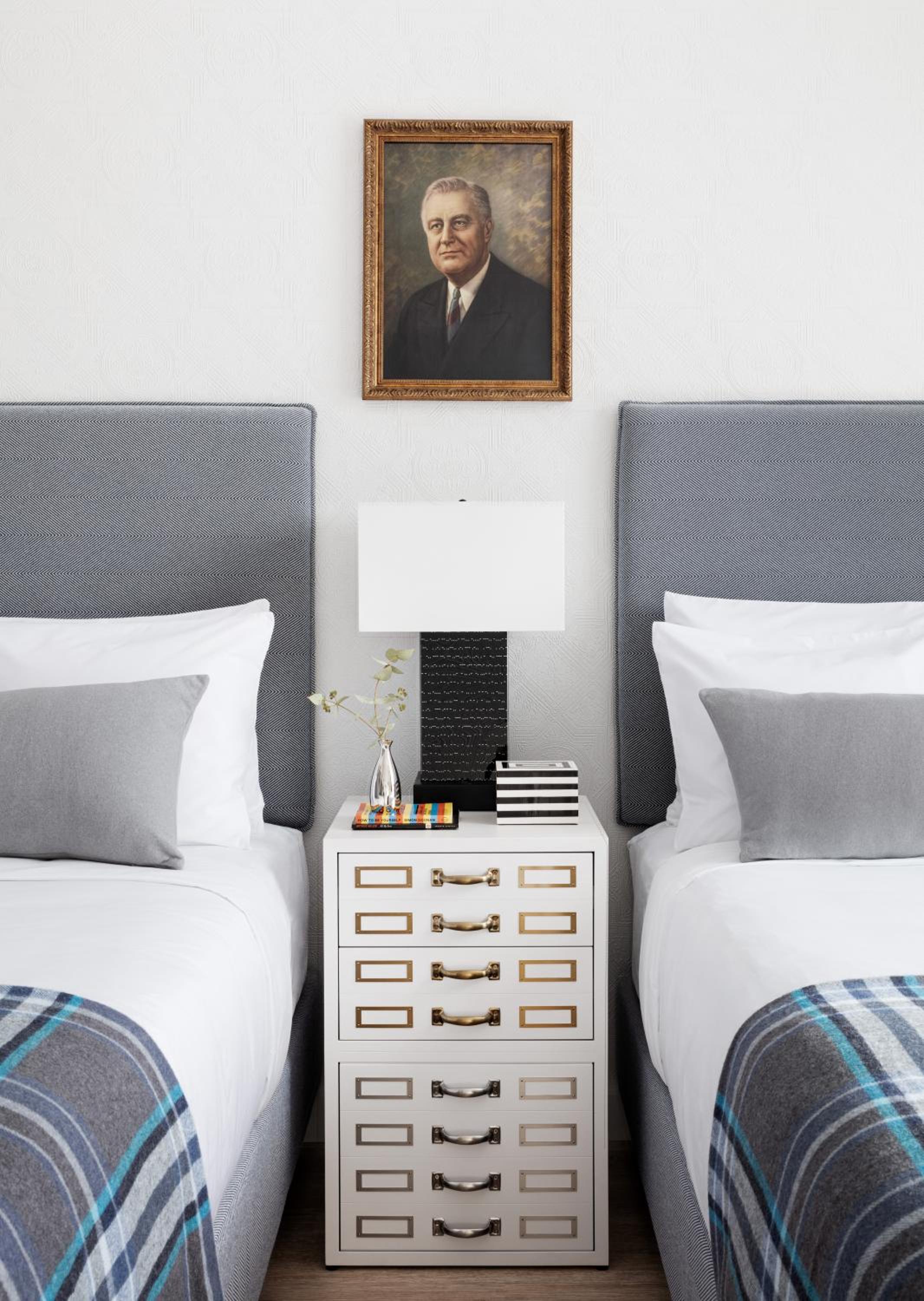 Graduate Queen Room with Two Queen Beds and Skyline View photo 3