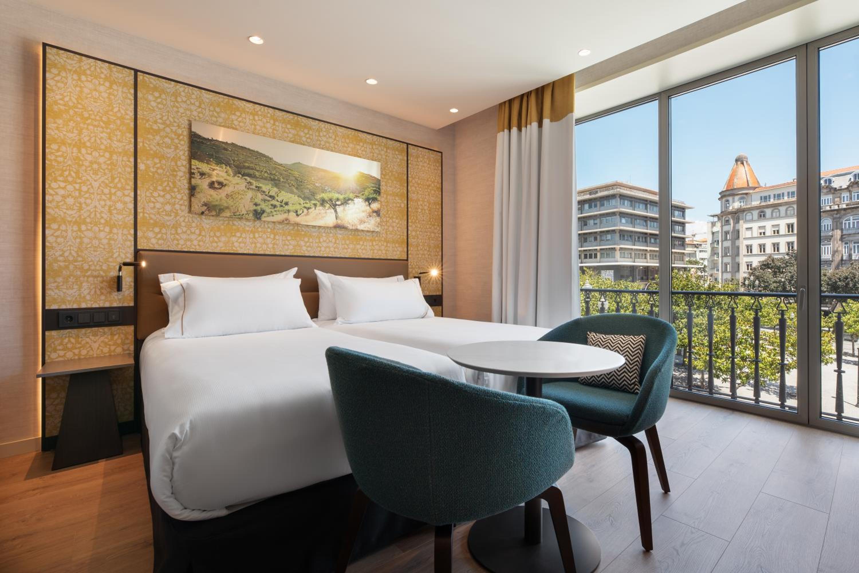 Deluxe Double Room with Balcony and  Aliados View - Photo 1