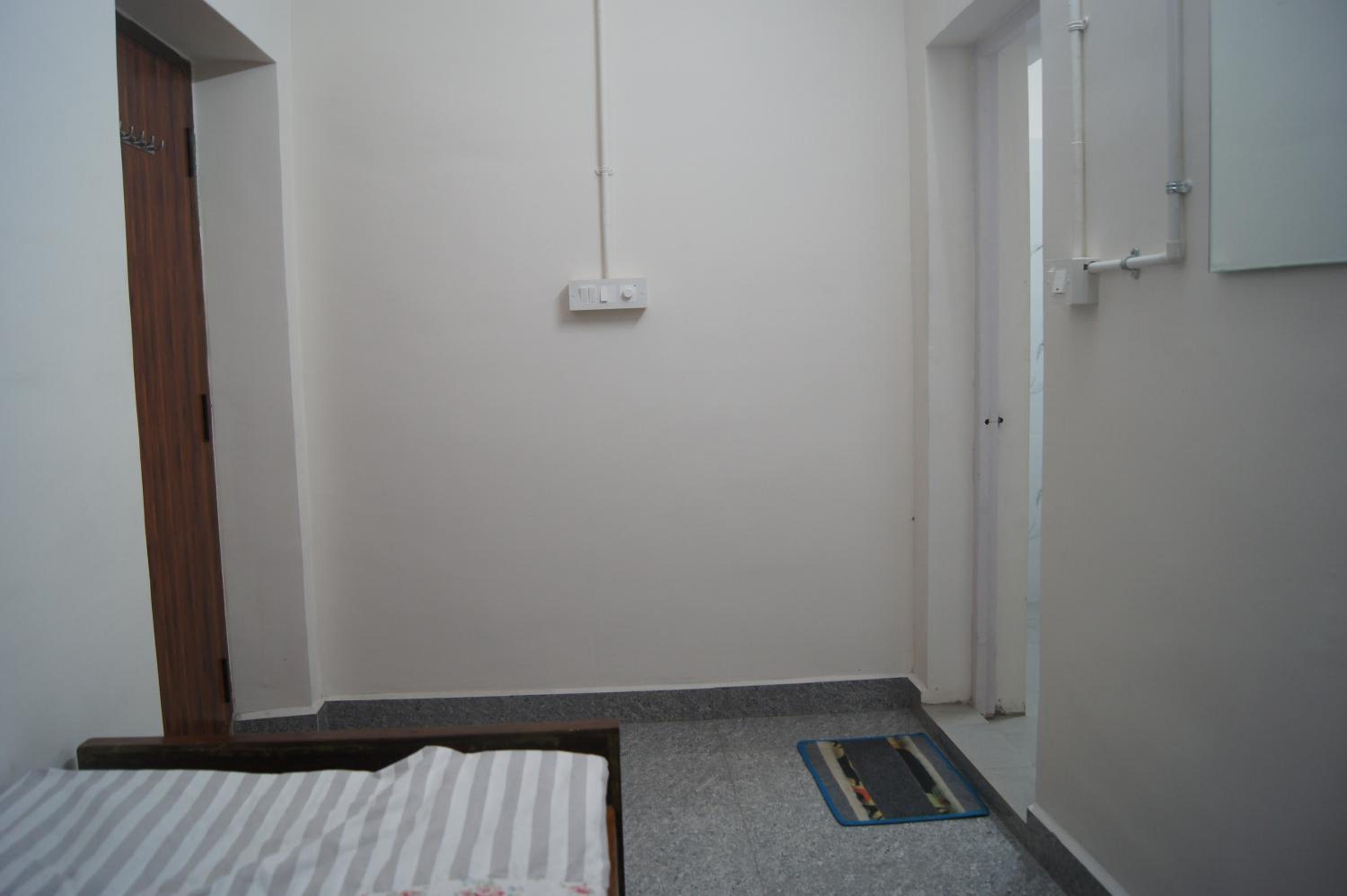 Single Room With Bathroom photo 3