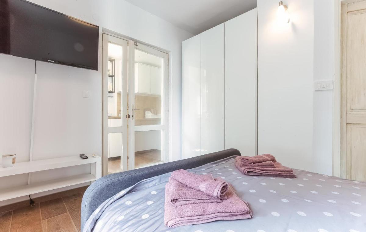 One-Bedroom Apartment - Photo 11
