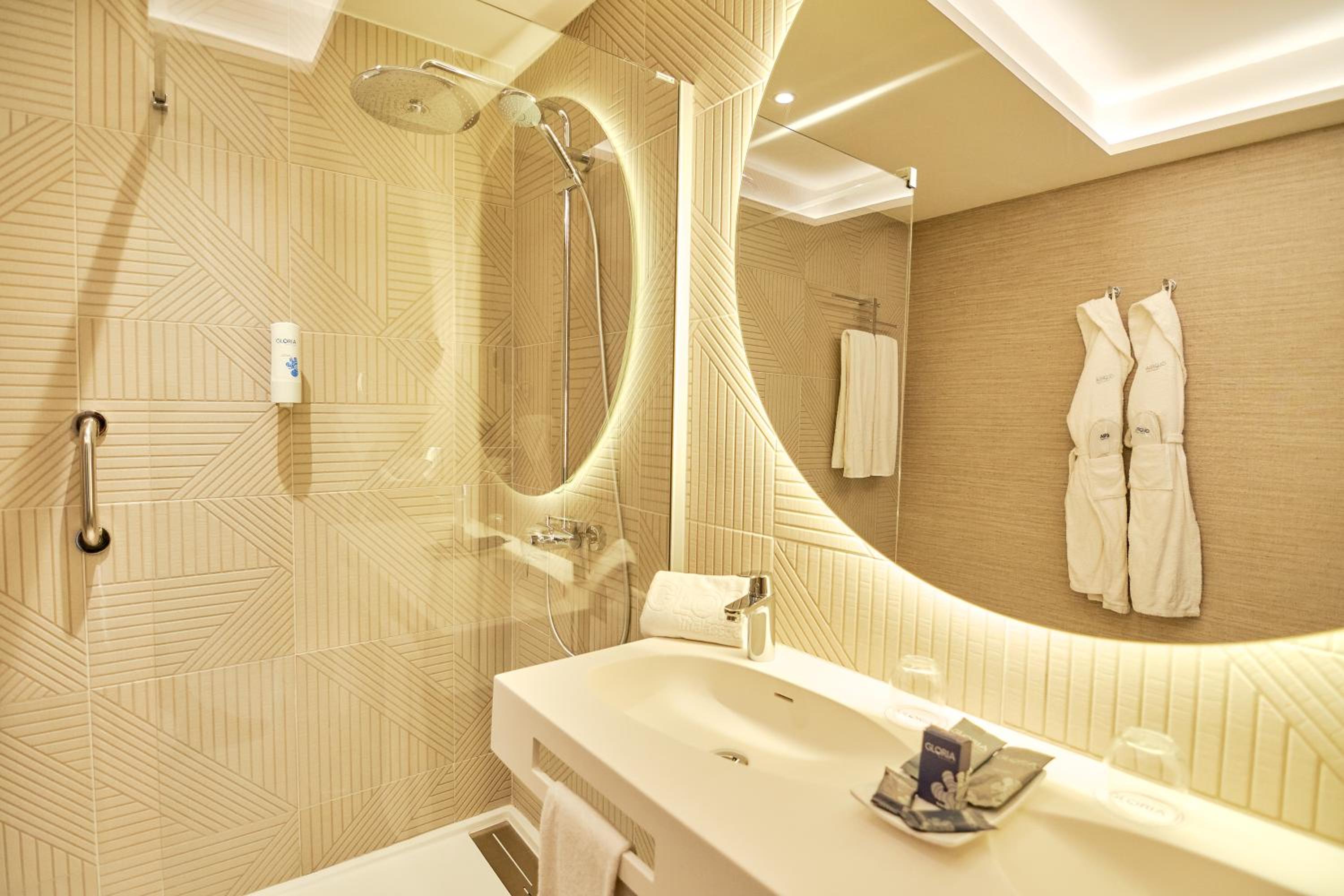Double or Twin Room with Sea View (2 Adults + 2 Children) photo 2