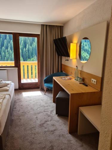 Double Room with Mountain View - Photo 3