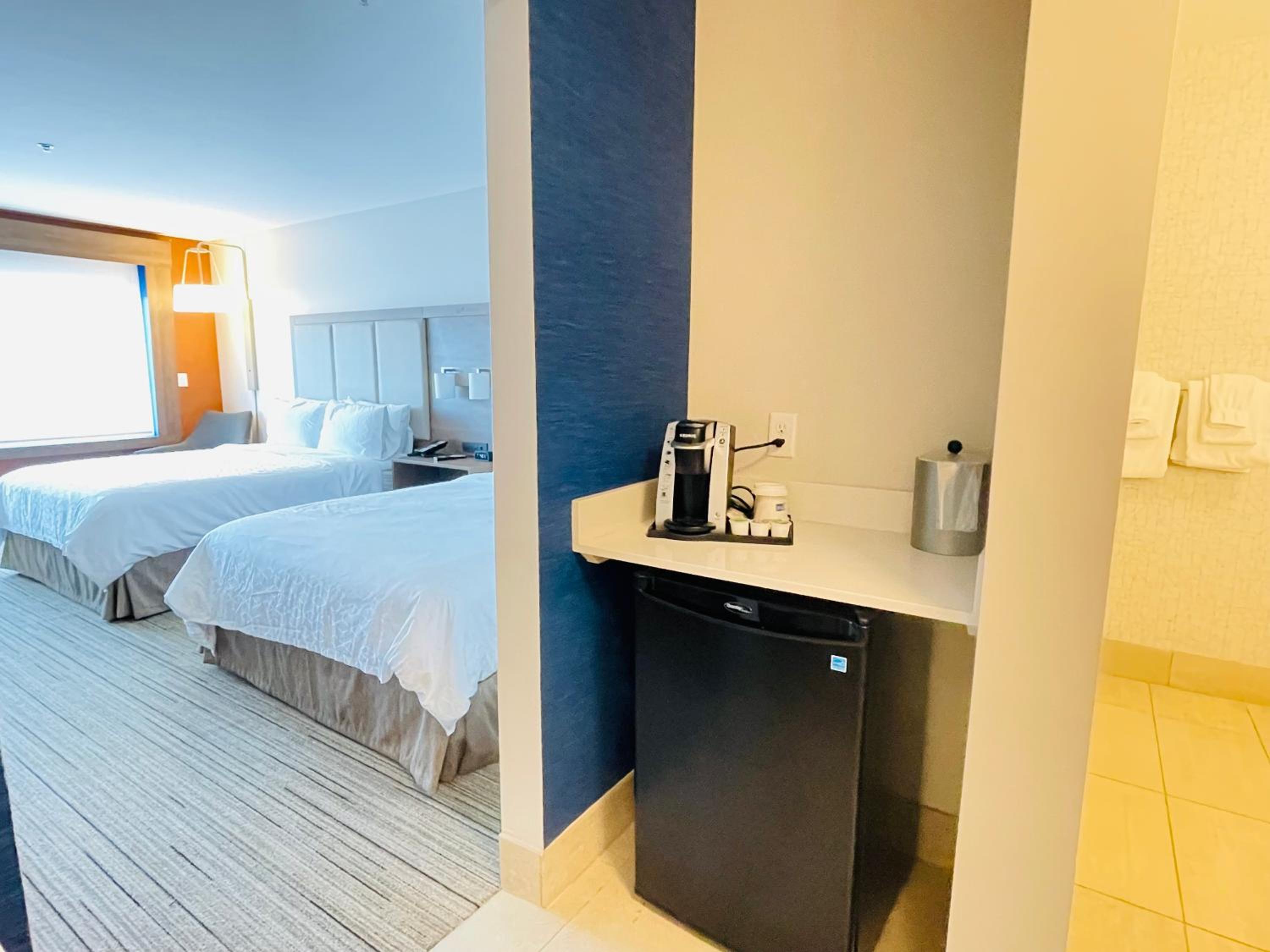 Standard Queen Room with Two Queen Beds and Mobility Accessible Tub photo 2