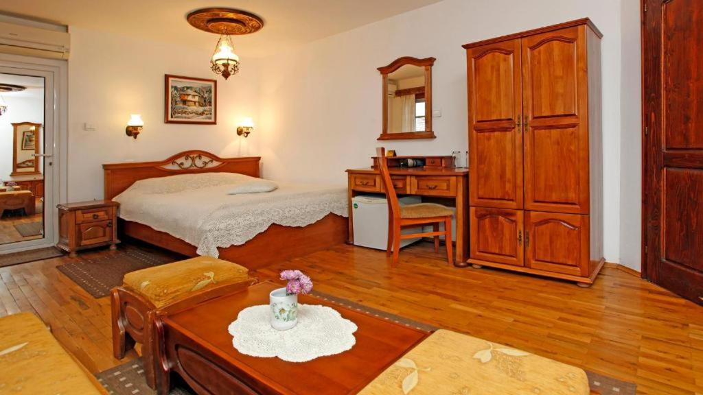 Large Double Room - Photo 3