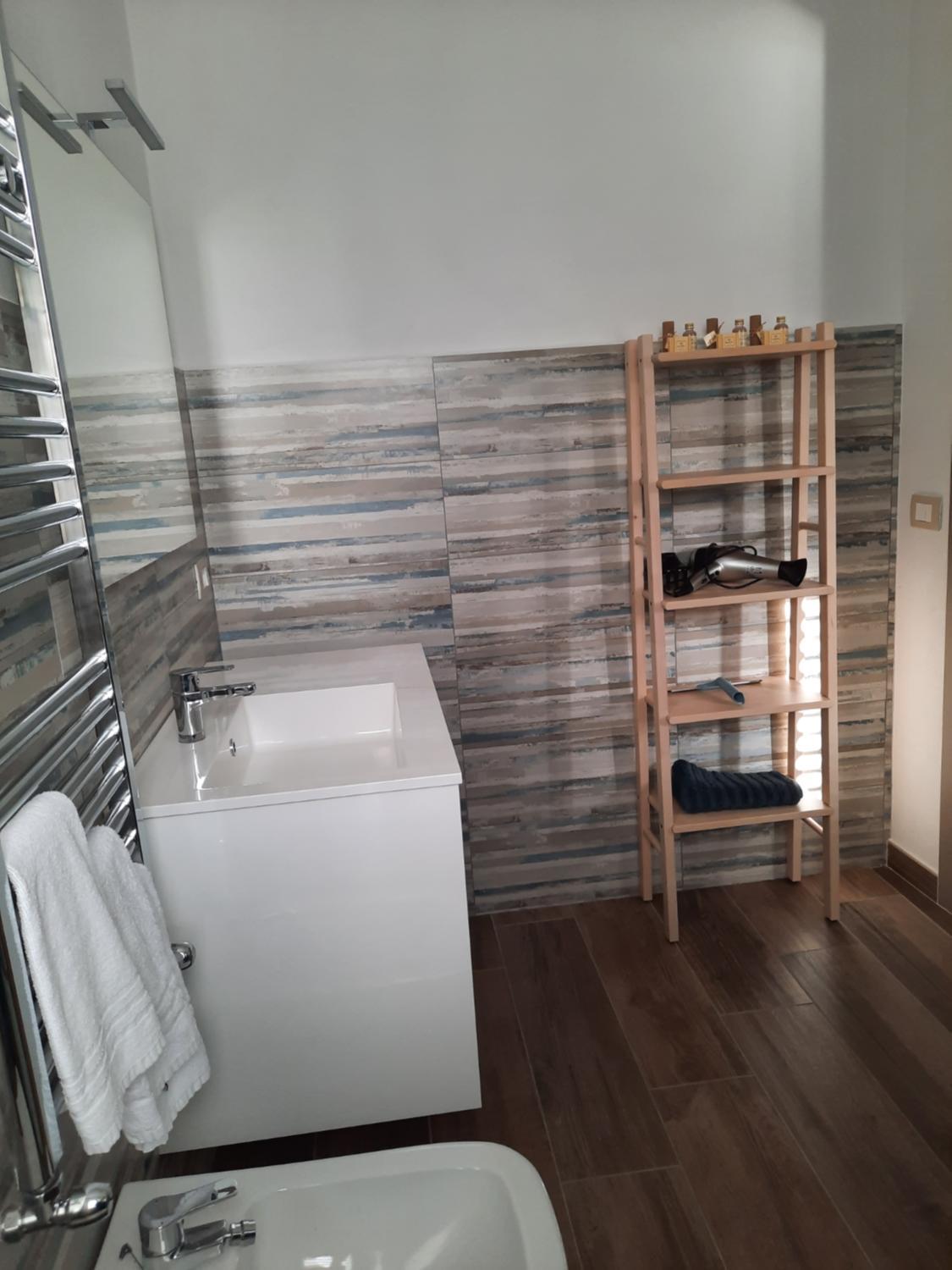 Double Room with Private Bathroom - Photo 2