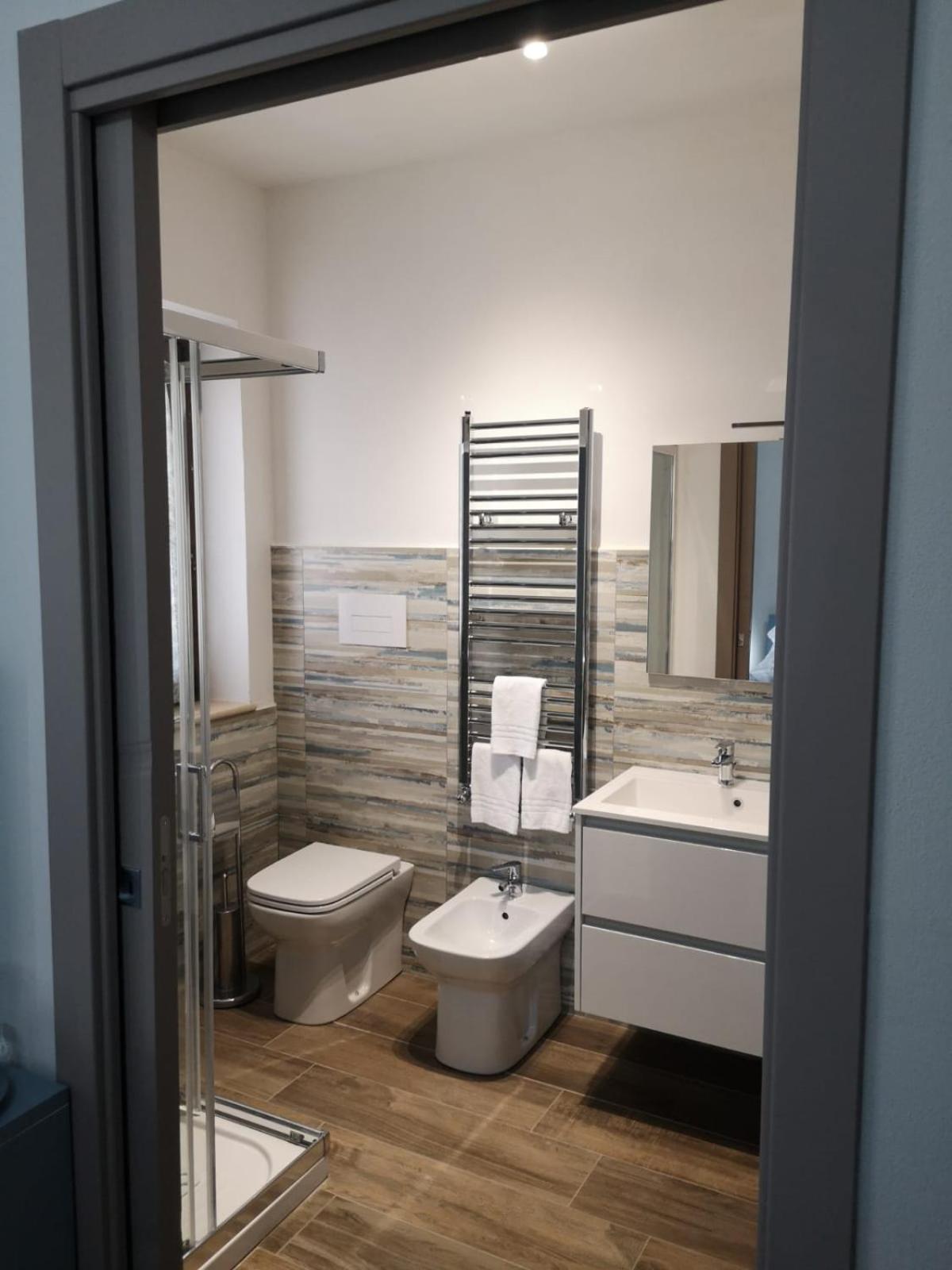 Double Room with Private Bathroom - Photo 6