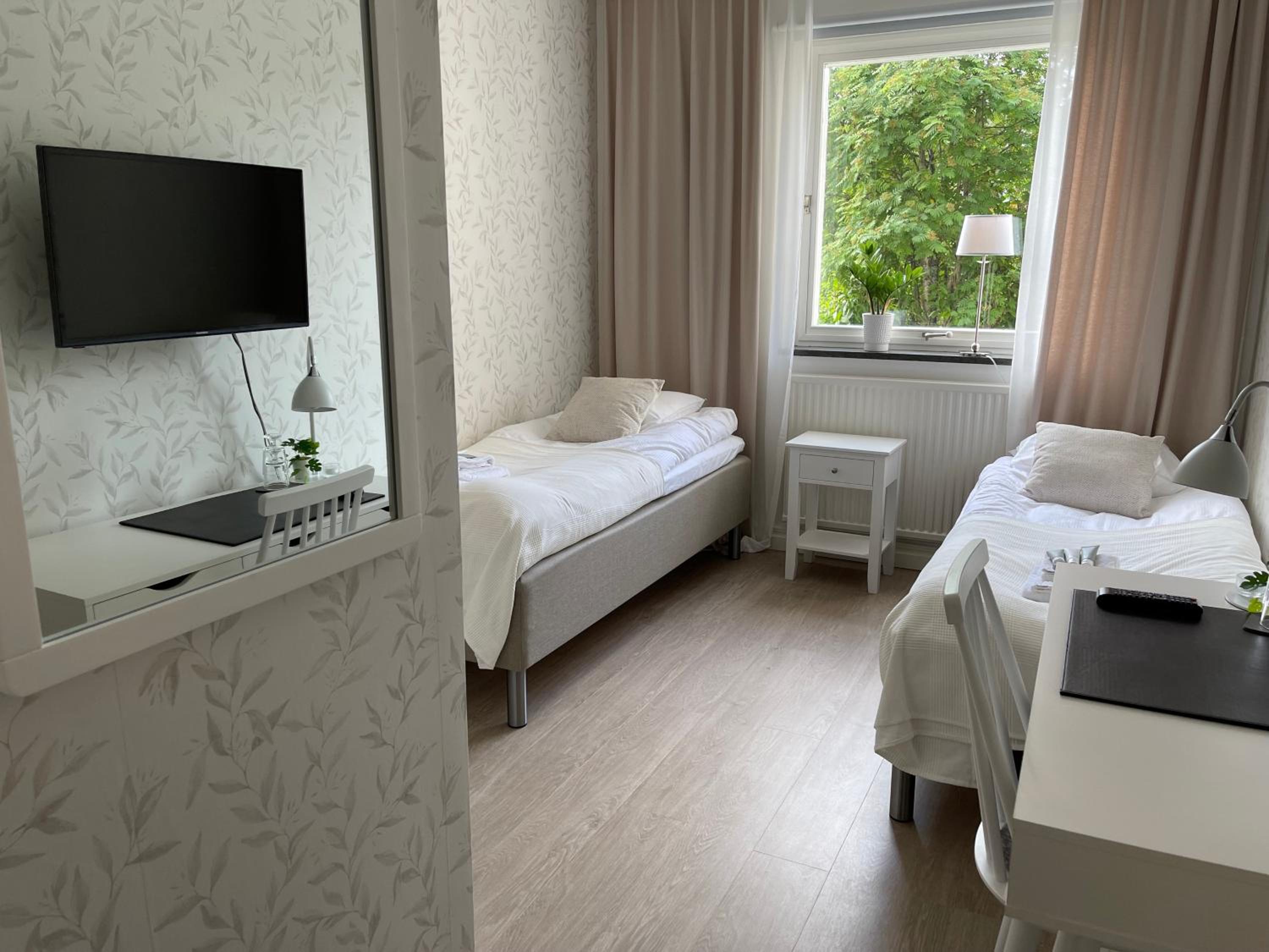Twin Room - Photo 3