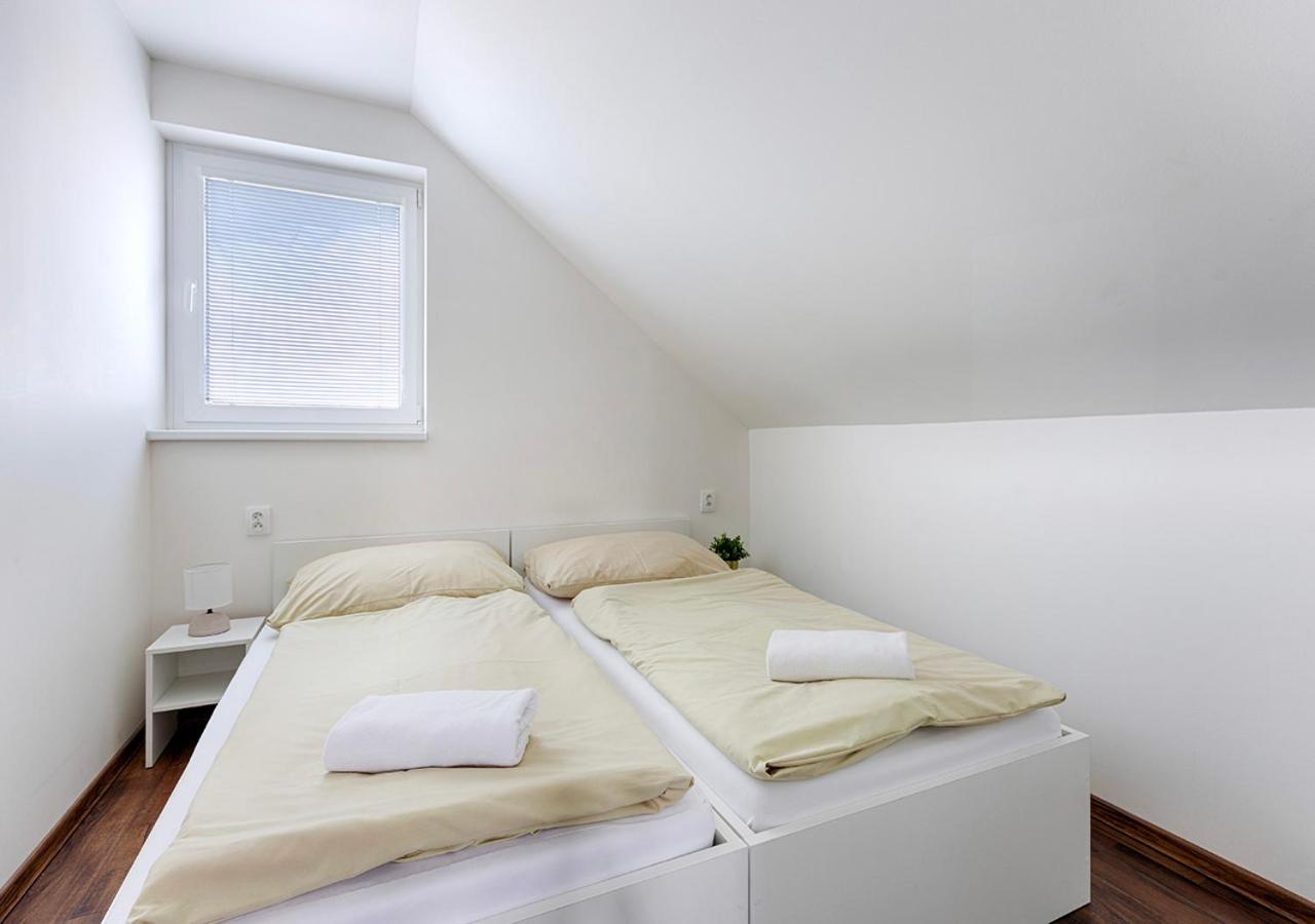 Five-Bedroom House photo 1