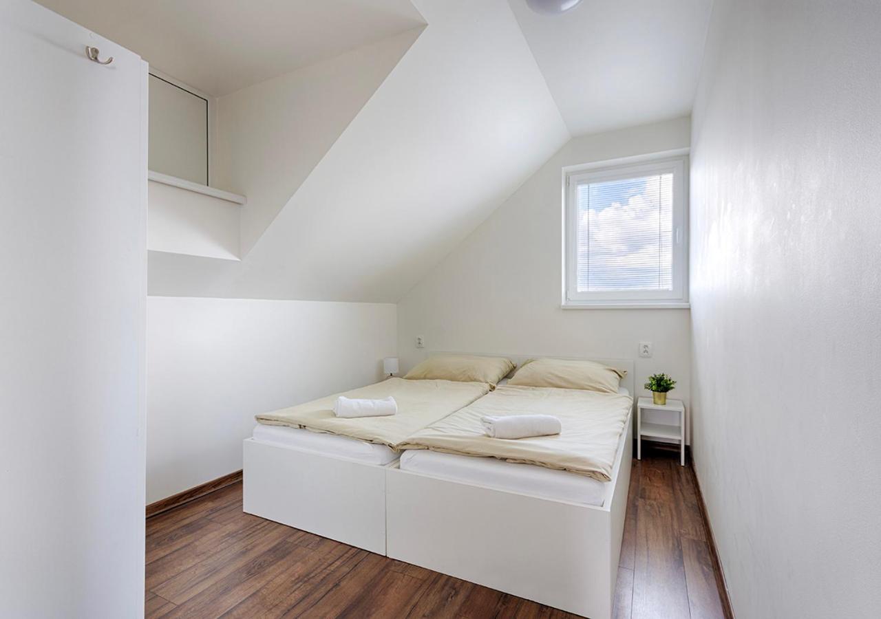 Five-Bedroom House photo 2