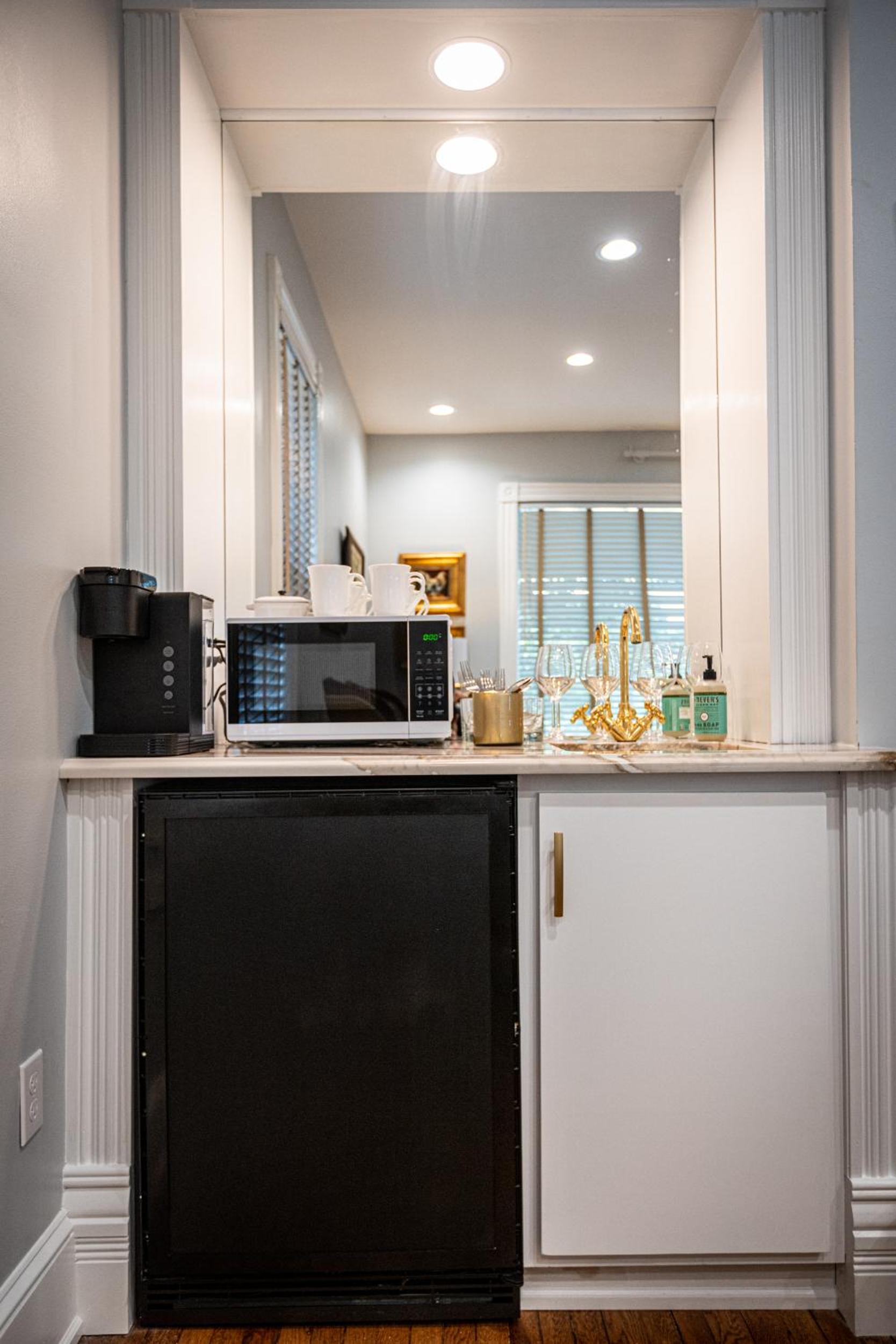 Deluxe Queen Suite - Photo 9