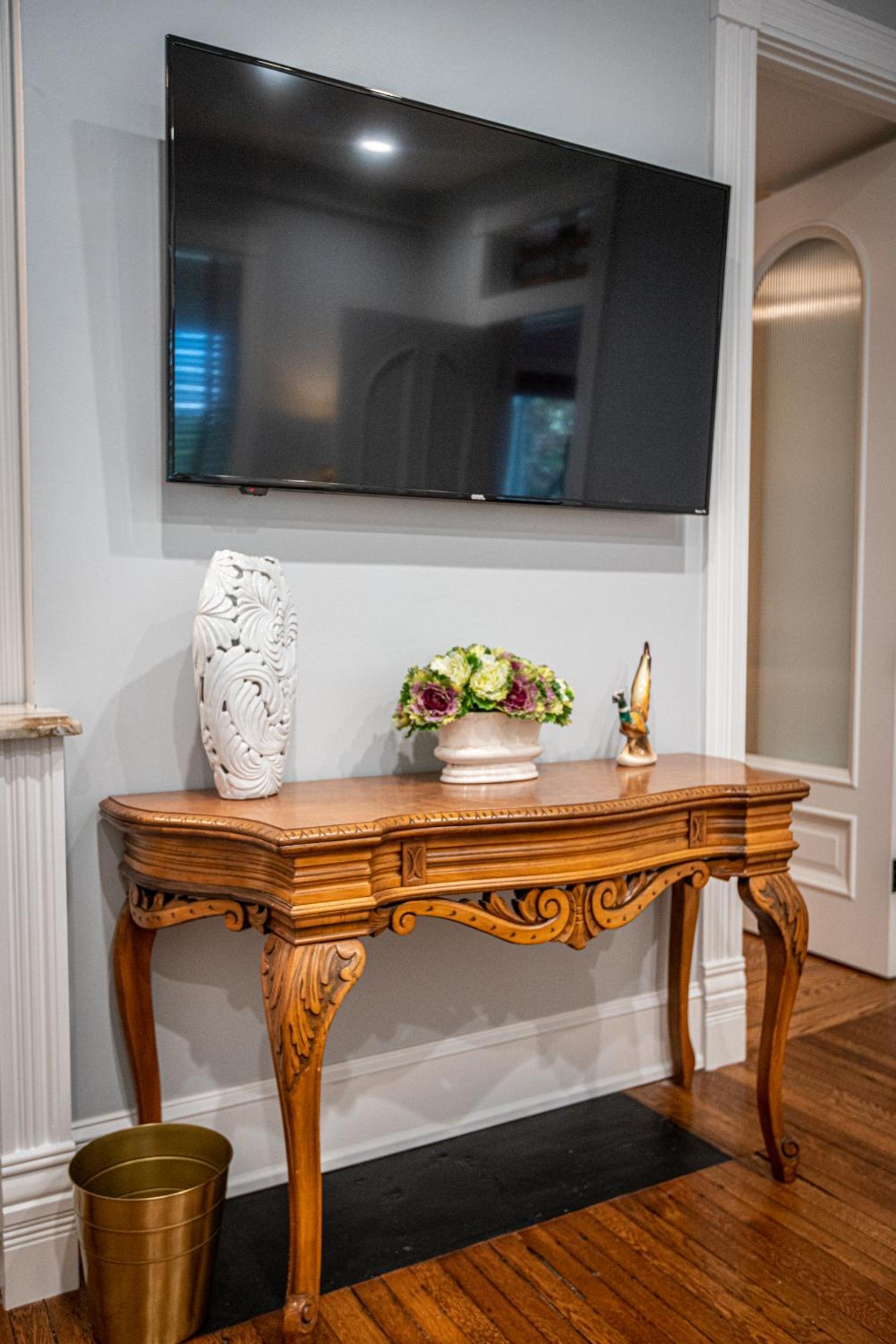Deluxe Queen Suite - Photo 8