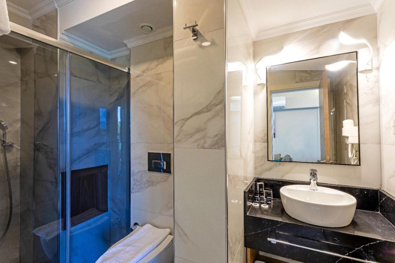 Deluxe Double Room with Sea View - Photo 4
