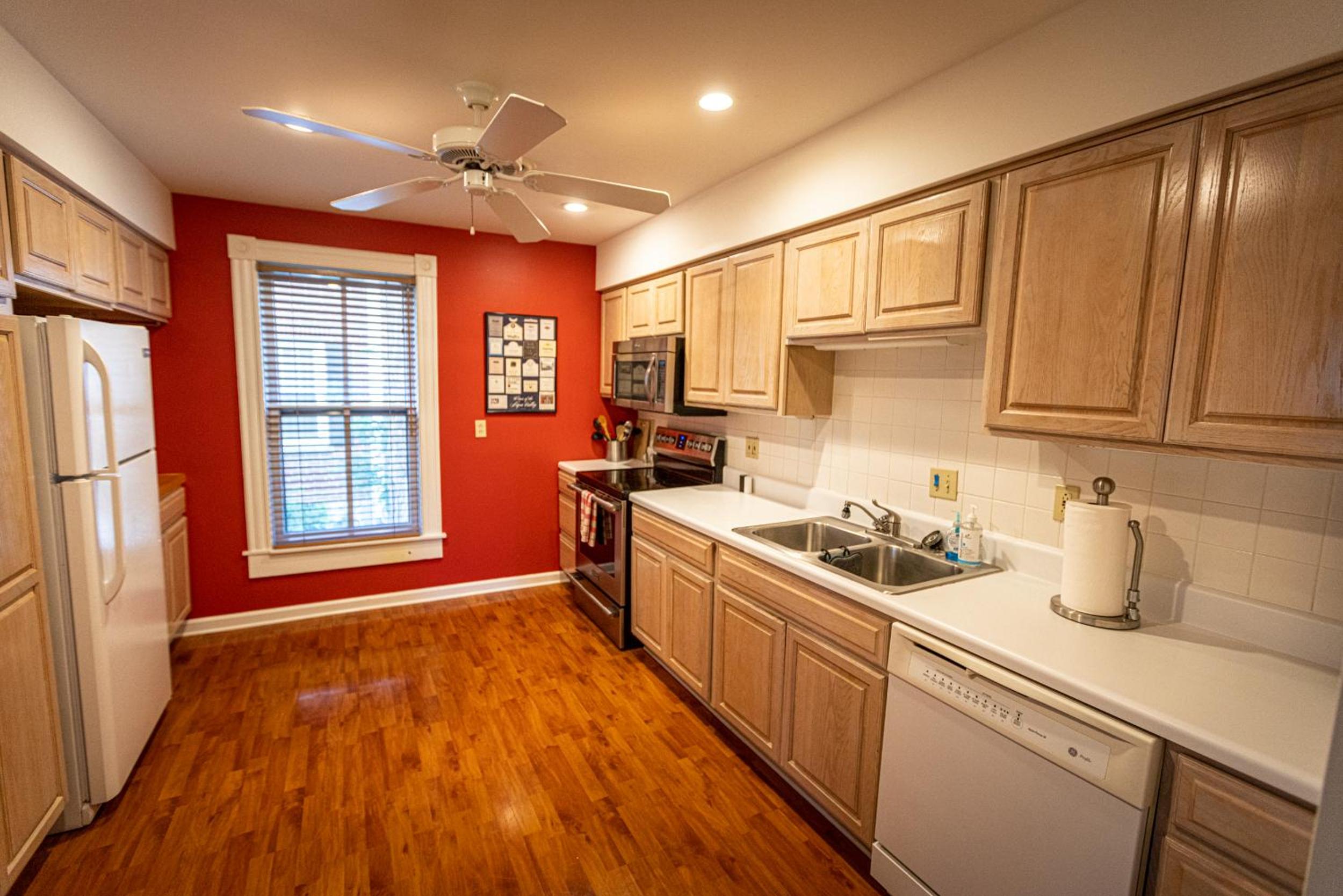Three-Bedroom Apartment - Photo 4