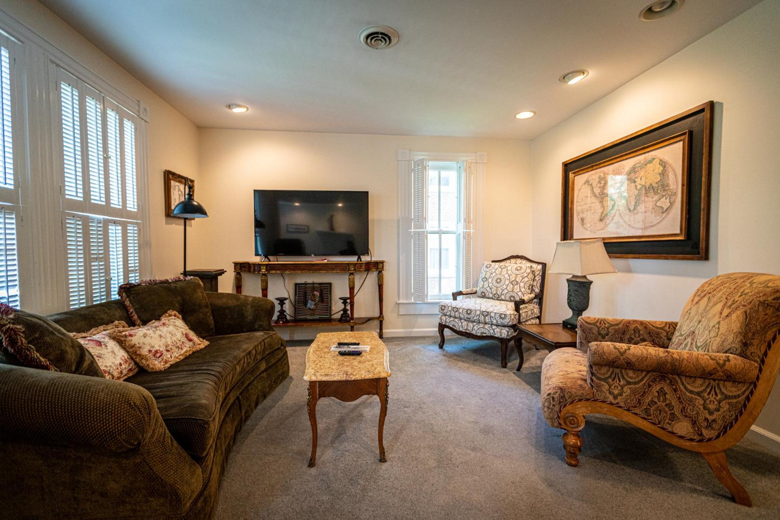 Three-Bedroom Apartment - Photo 8