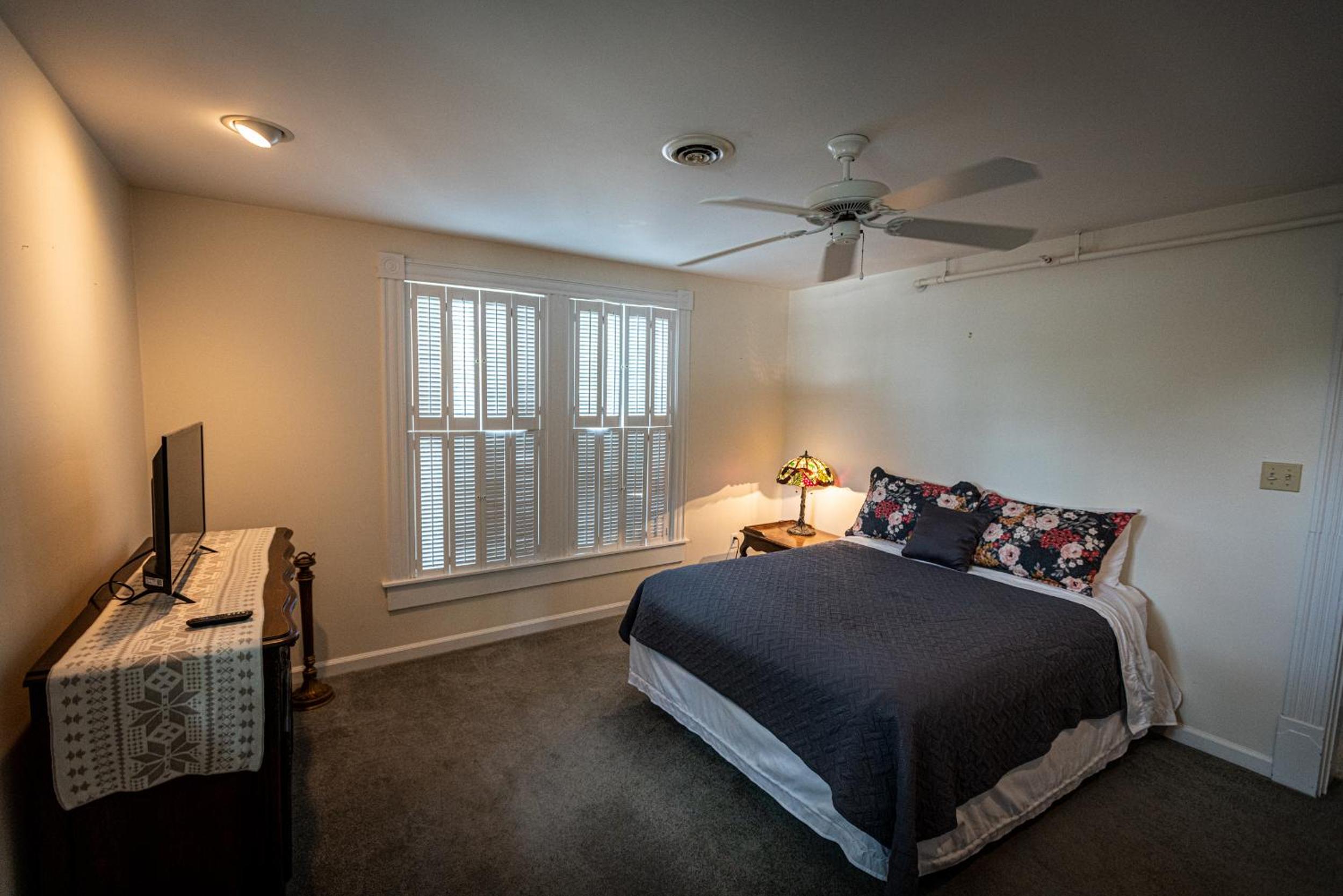 Three-Bedroom Apartment - Photo 6