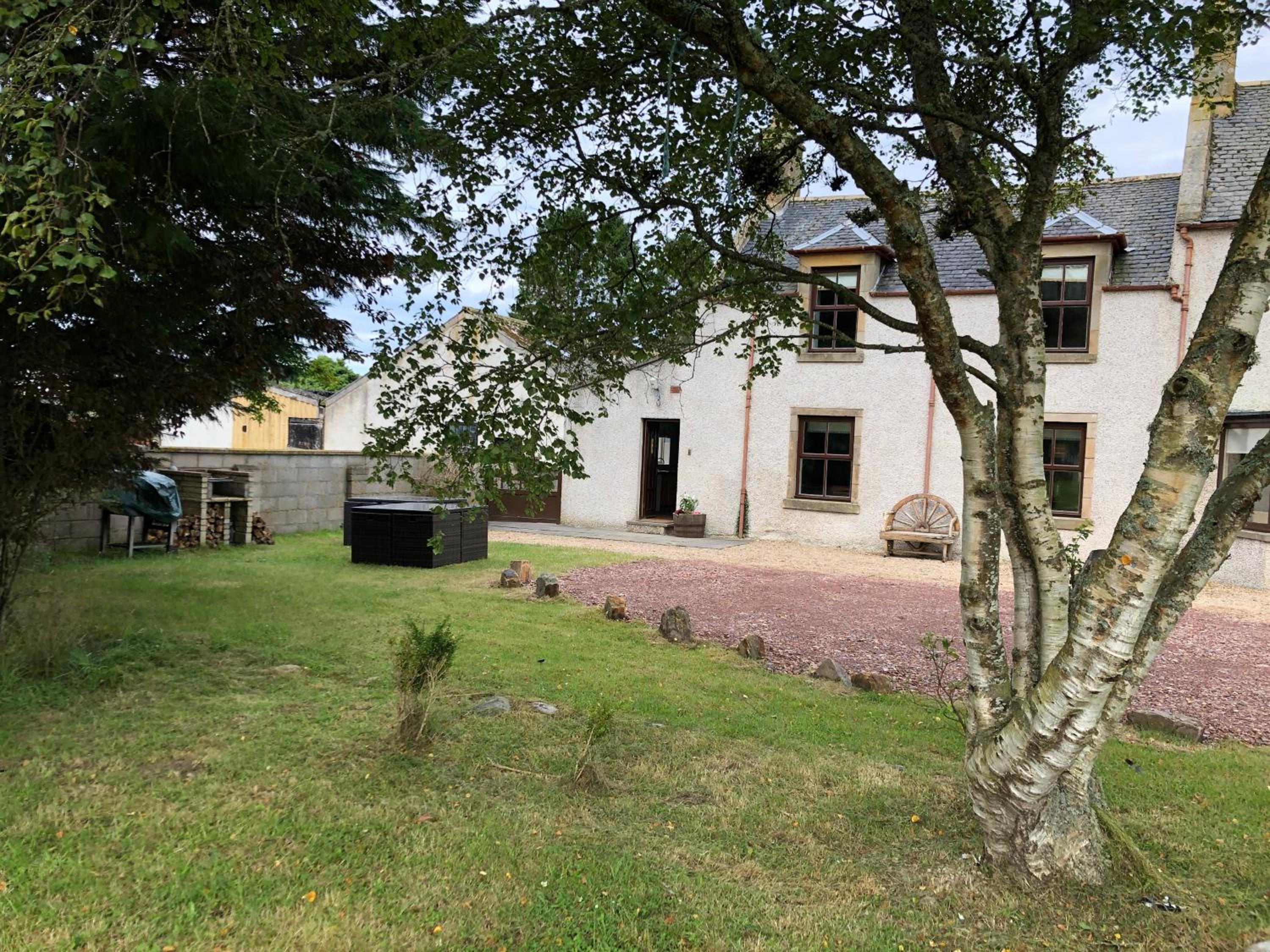 Six-Bedroom House - Photo 27