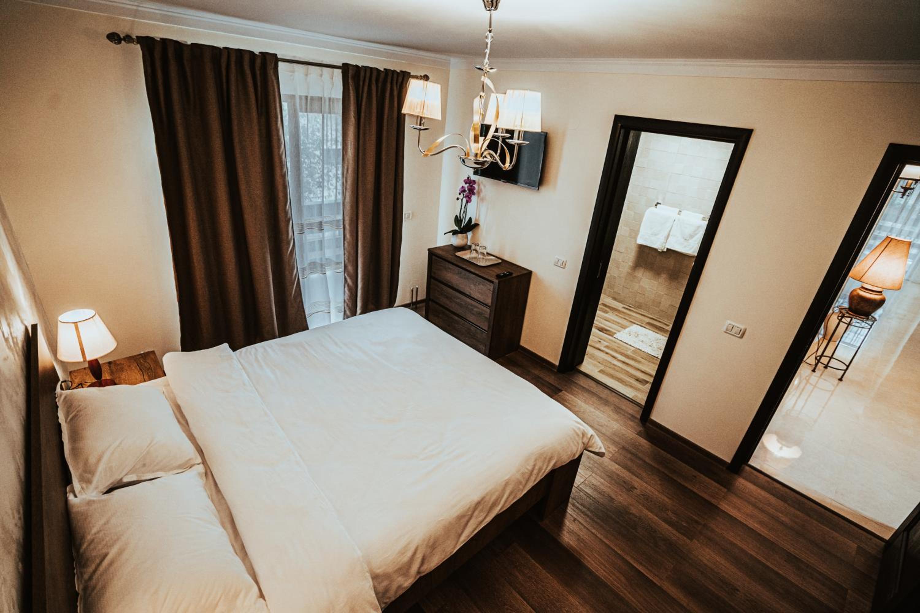 Deluxe Double Room with Balcony - Photo 8