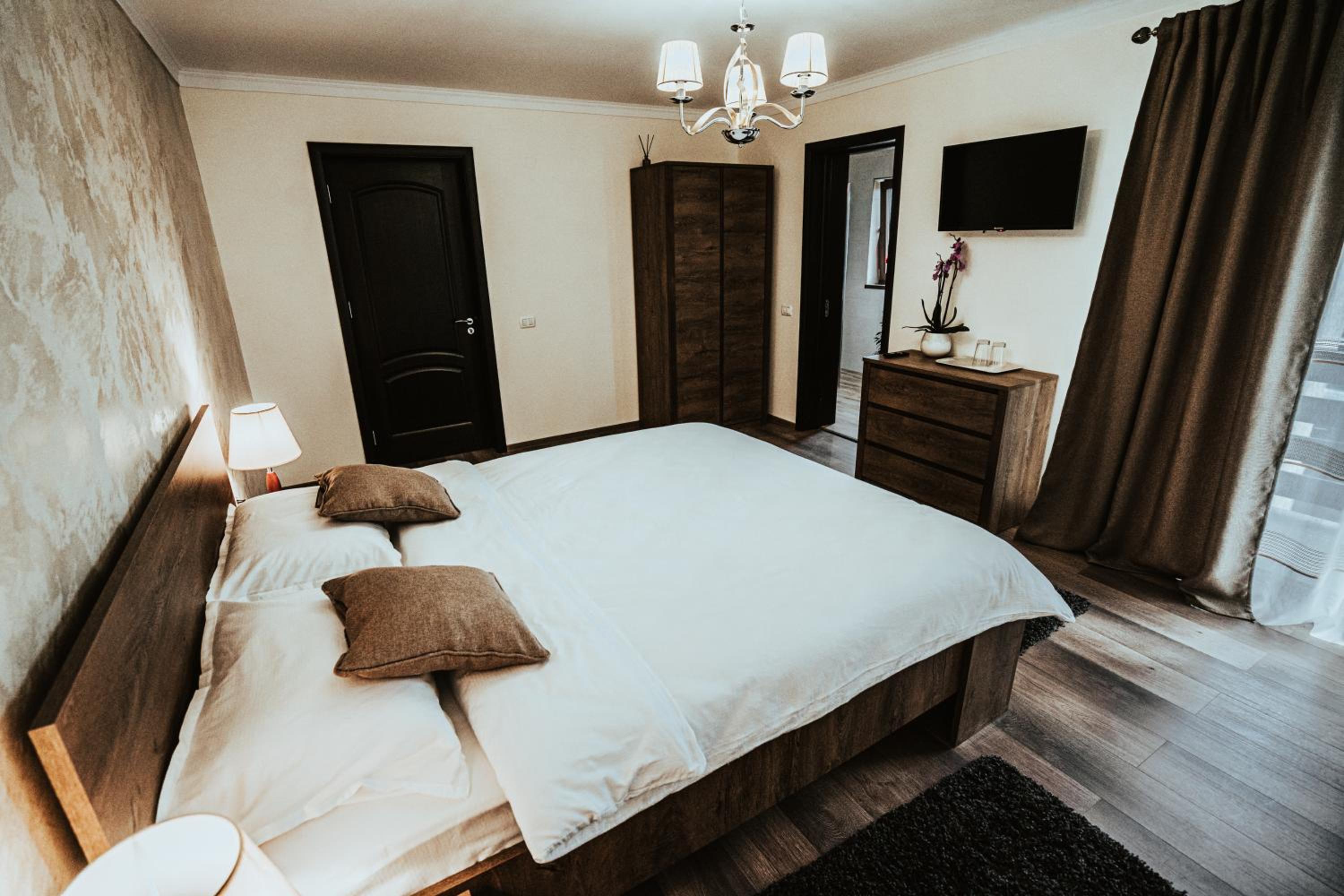 Deluxe Double Room with Balcony - Photo 6