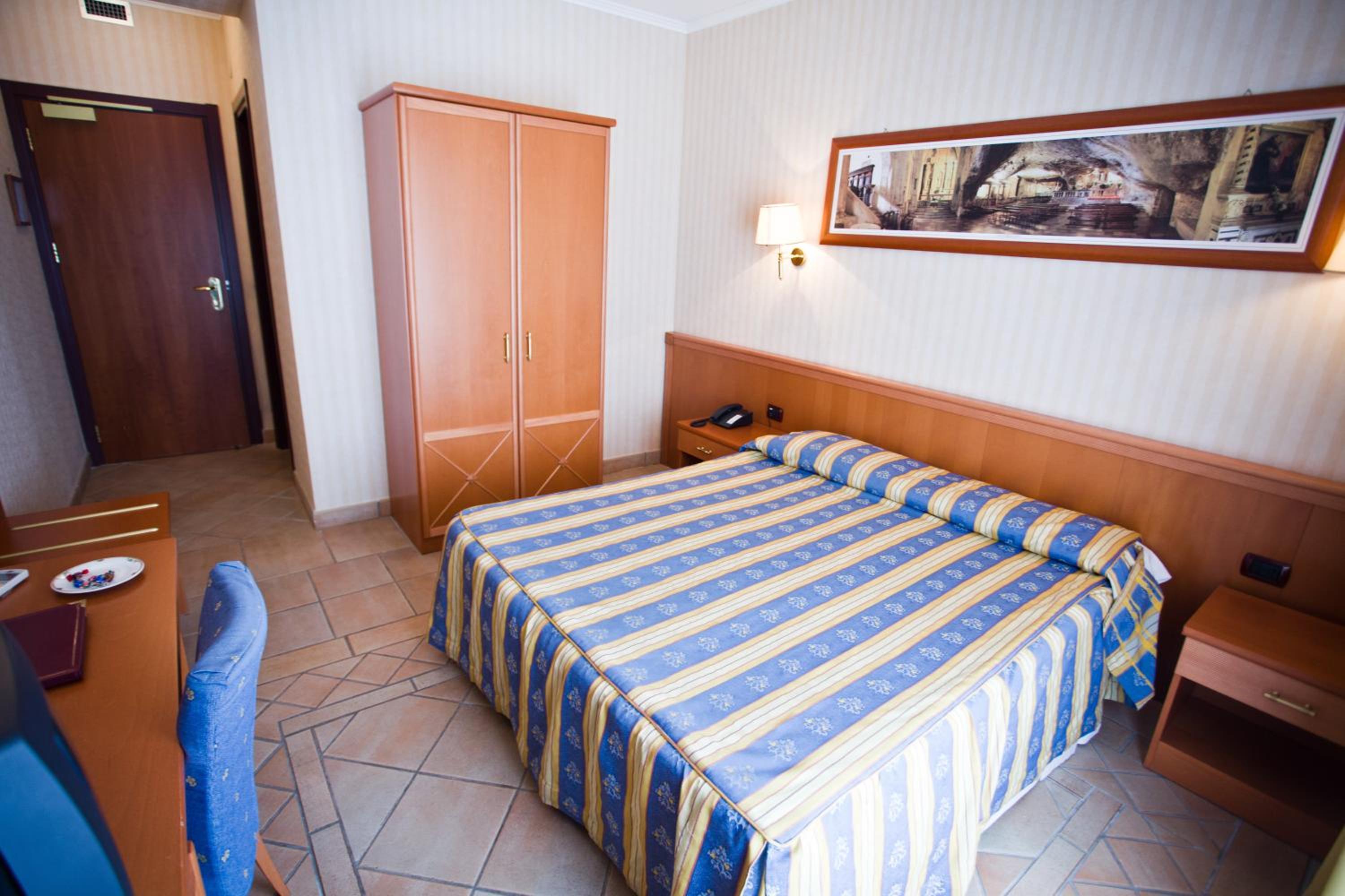Standard Double or Twin Room - Photo 6